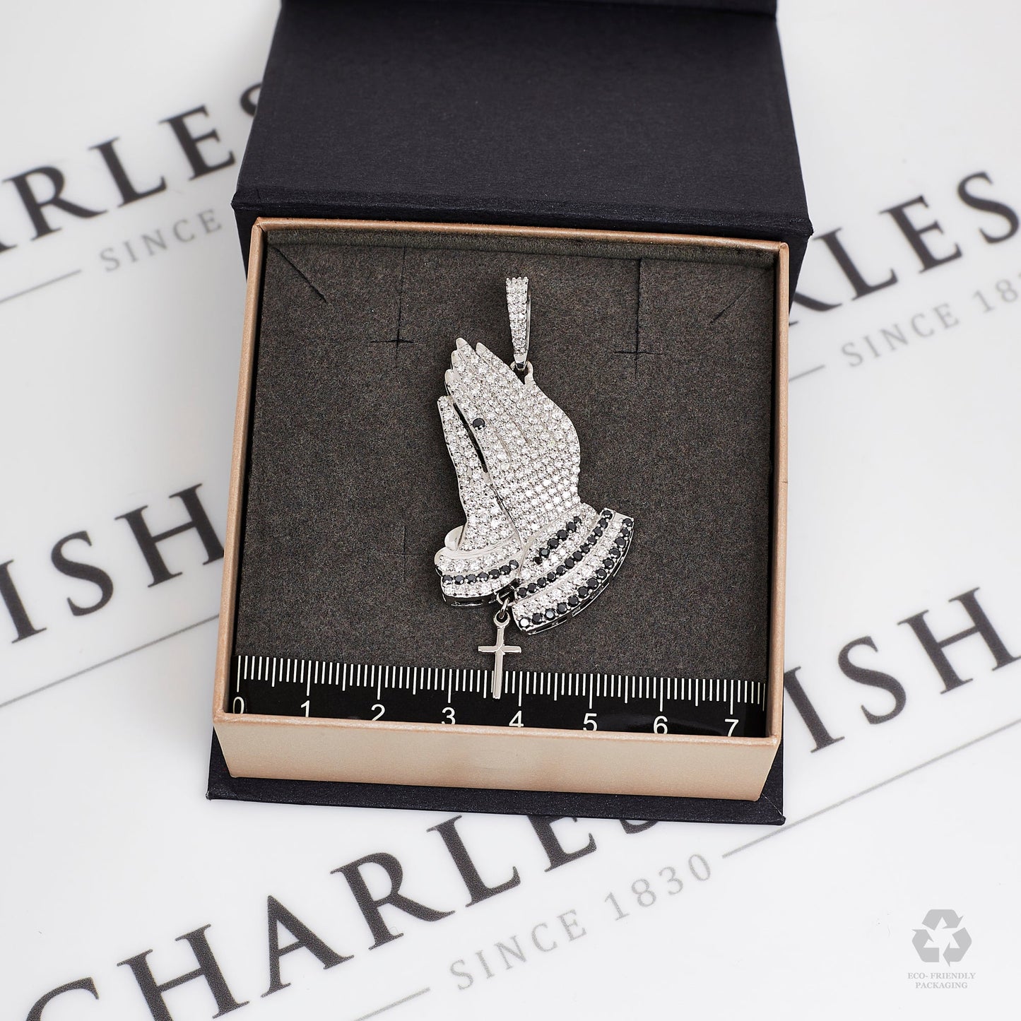 Pre-Owned 18ct Gold Diamond Praying Hands Pendant