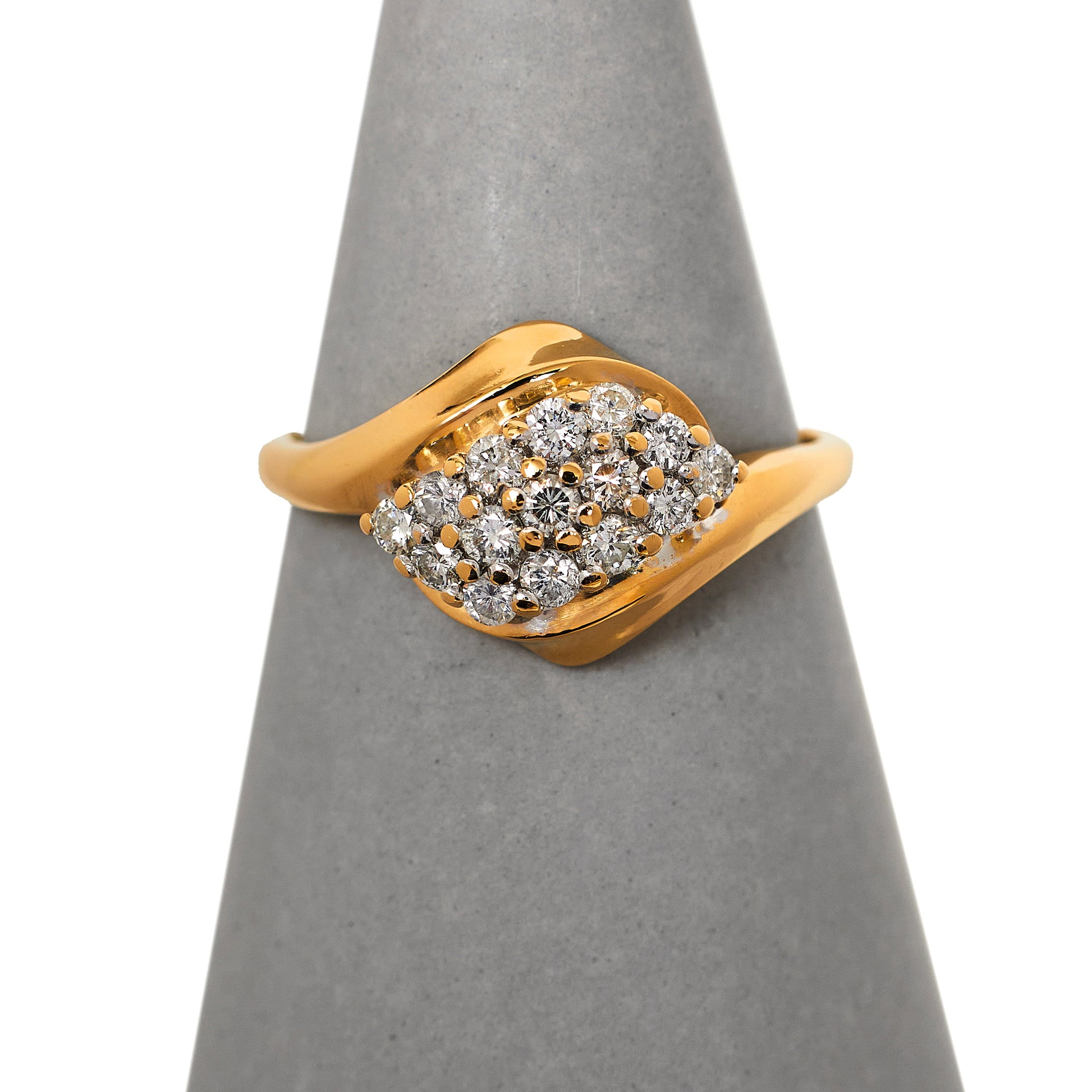 Pre-Owned 18ct Gold & 15 Diamond Dress Ring