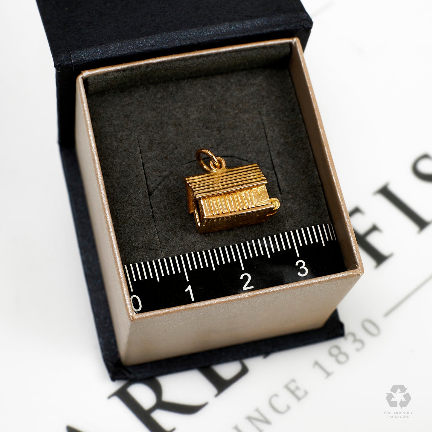 Pre-Owned 9ct Gold Kennel & Enamel Dog Charm
