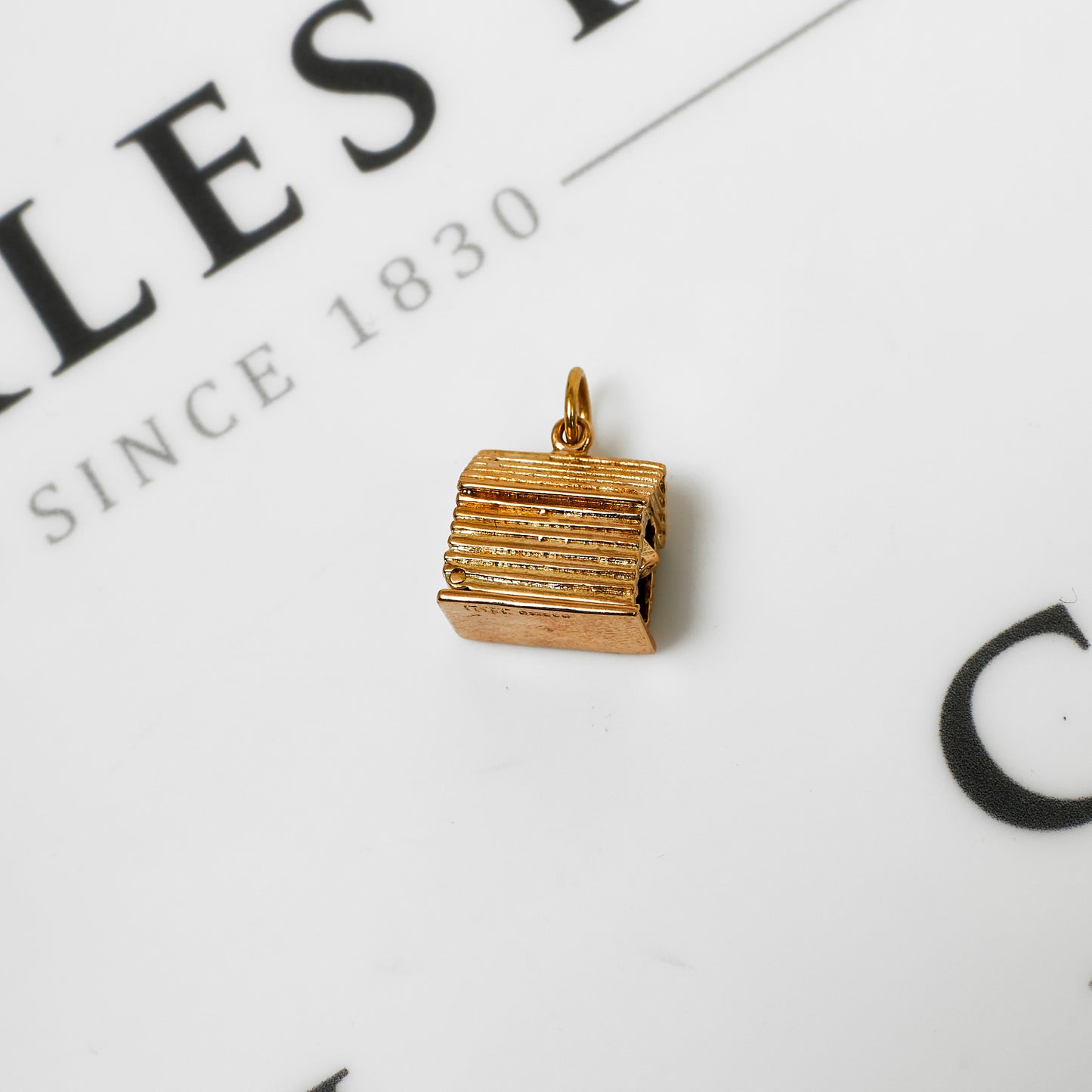 Pre-Owned 9ct Gold Dog & Kennel Charm
