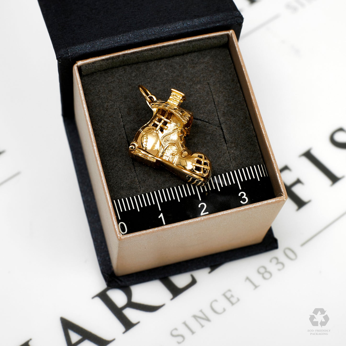 Pre-Owned 9ct Gold Family in Boot House Charm