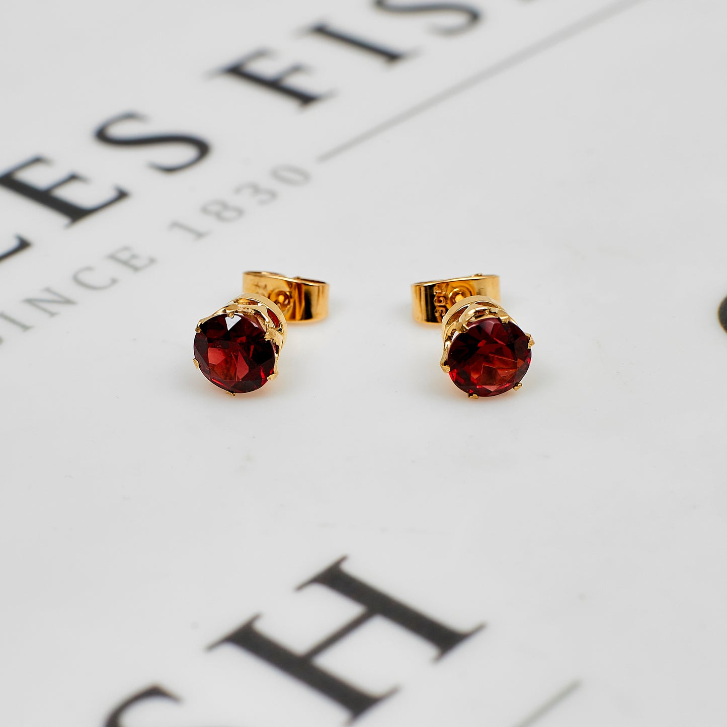 Pre-Owned 9ct Gold Garnet Stud Earrings
