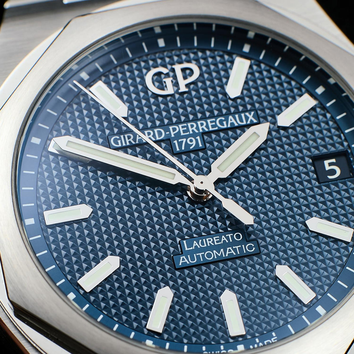 Pre-Owned Girard Perregaux Laureato 81010