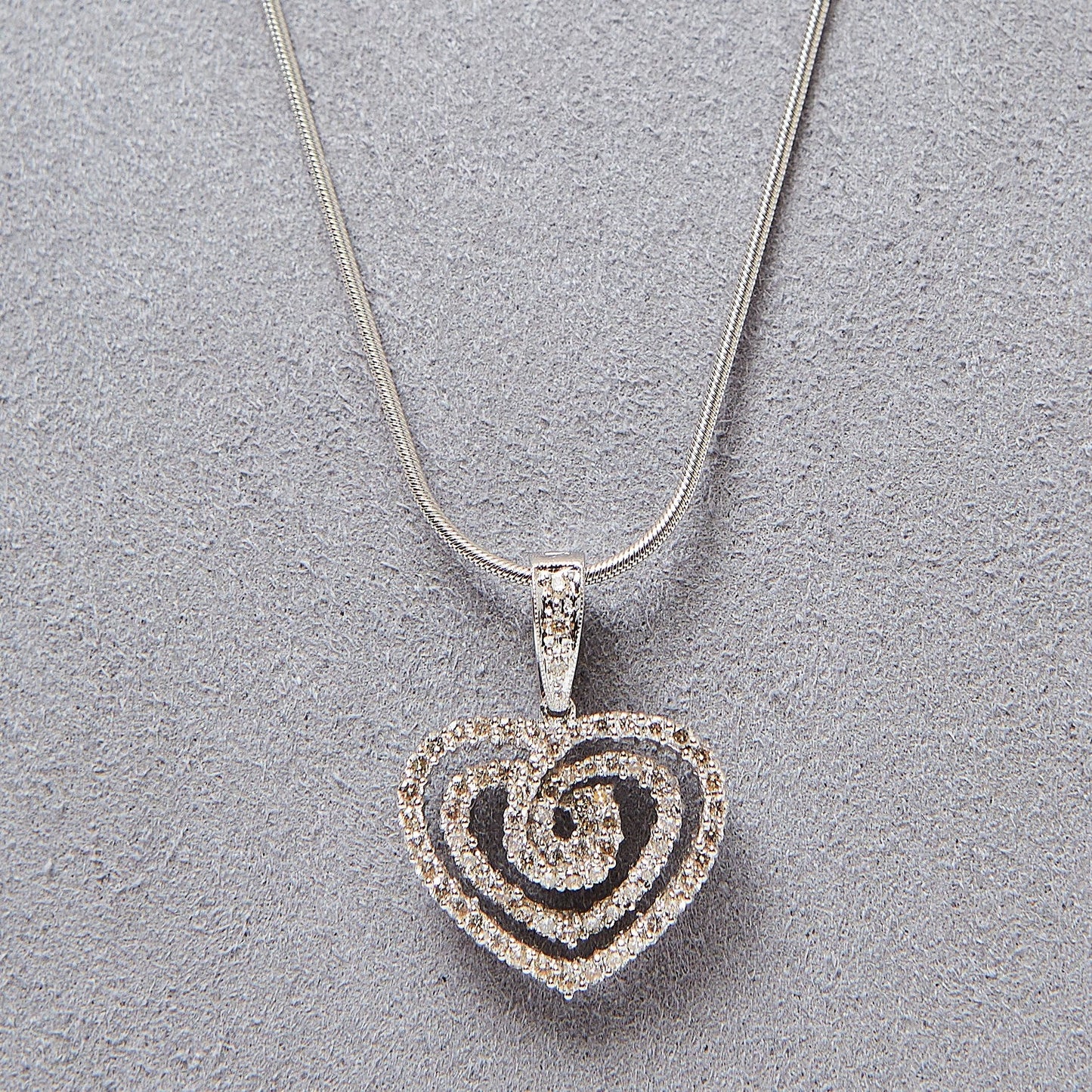 Pre-owned 18ct White Gold Heart On Snake Necklace