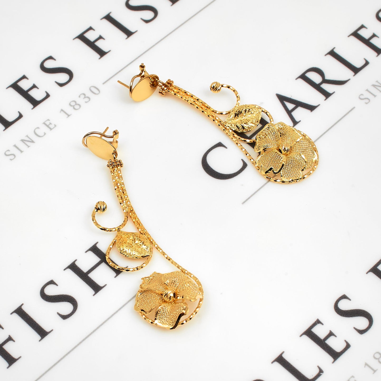 Pre-Owned 18ct Gold Flower Centre Collar & Earrings Set