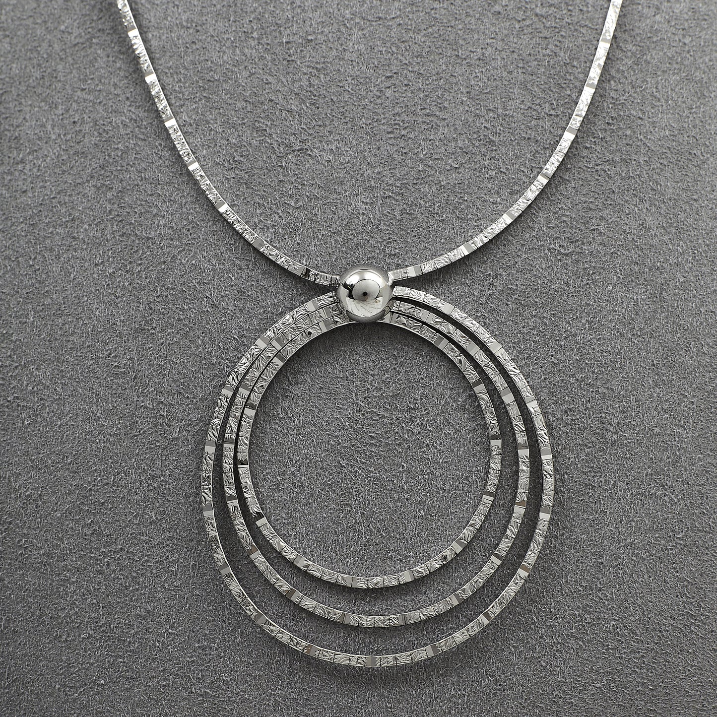 Pre-Owned 9ct White Gold Bark Texture Circle Necklace