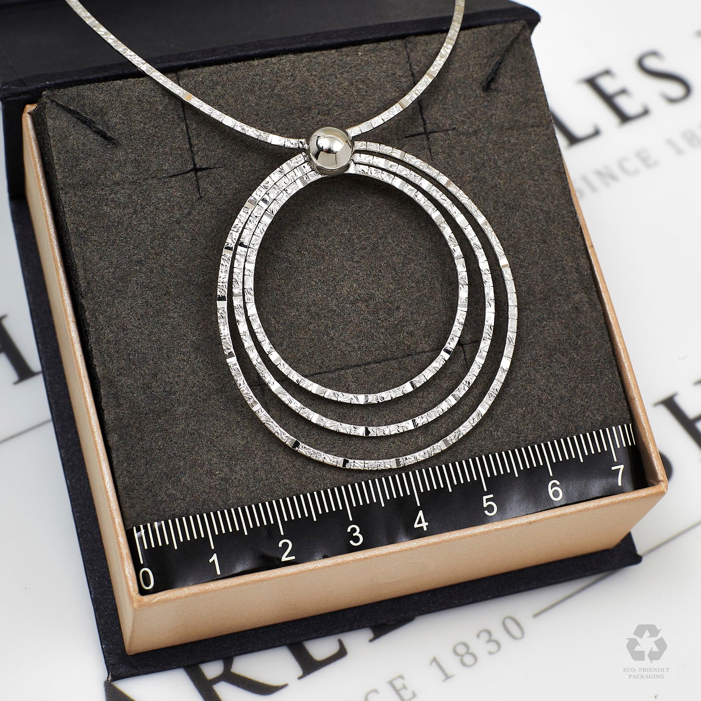 Pre-Owned 9ct White Gold Bark Texture Circle Necklace