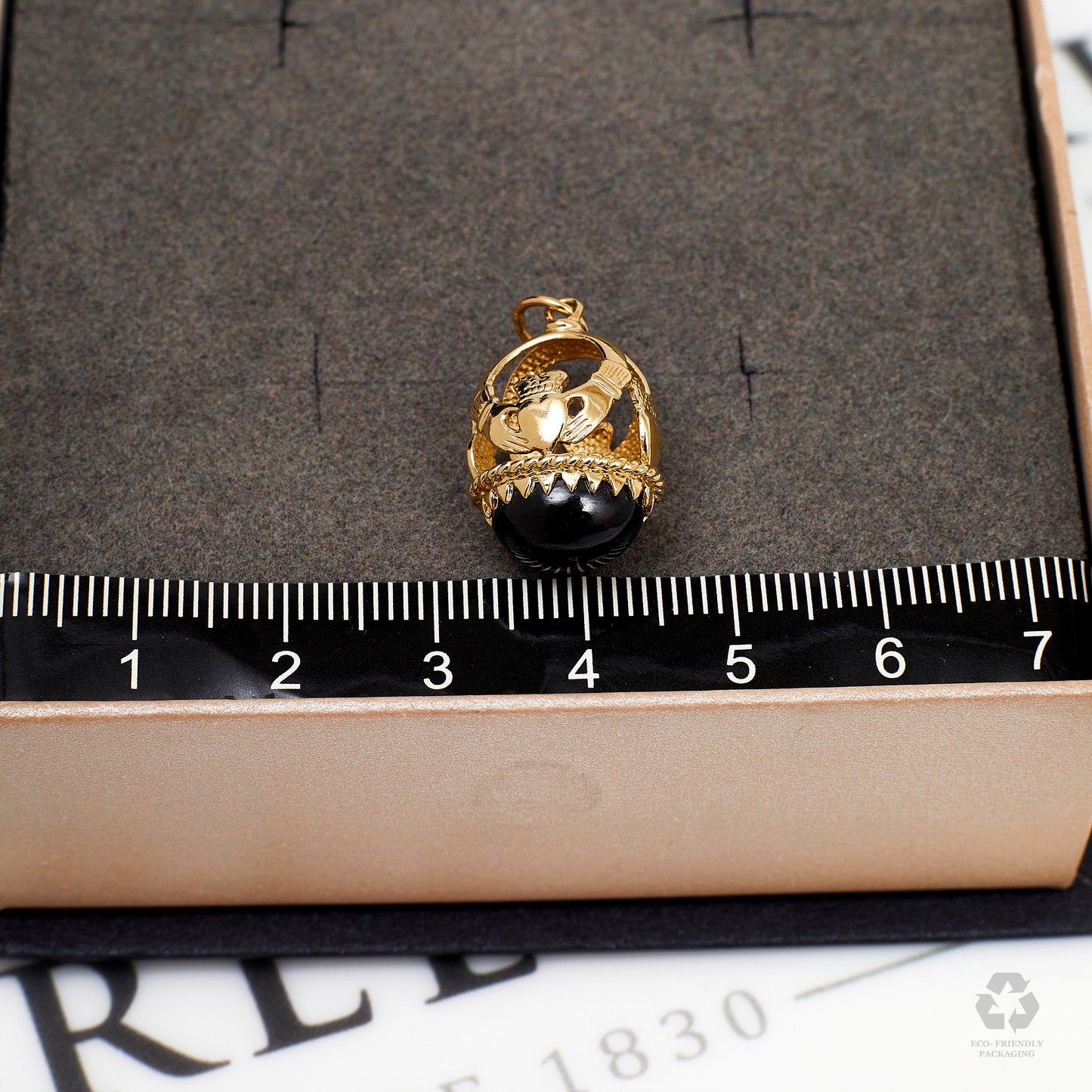 Pre-Owned 9ct Gold Claddagh Garnet Cabochon Fob