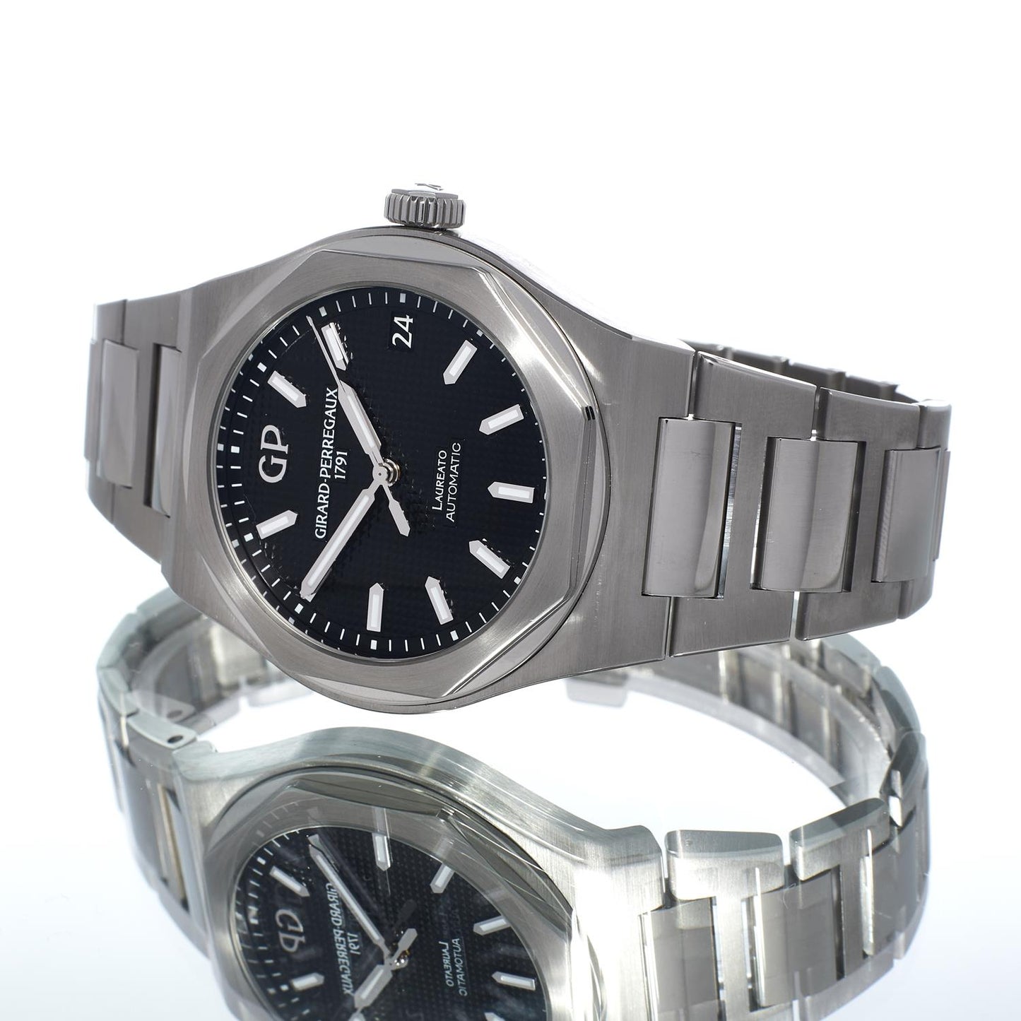 Pre-Owned Girard Perregaux Laureato 8101