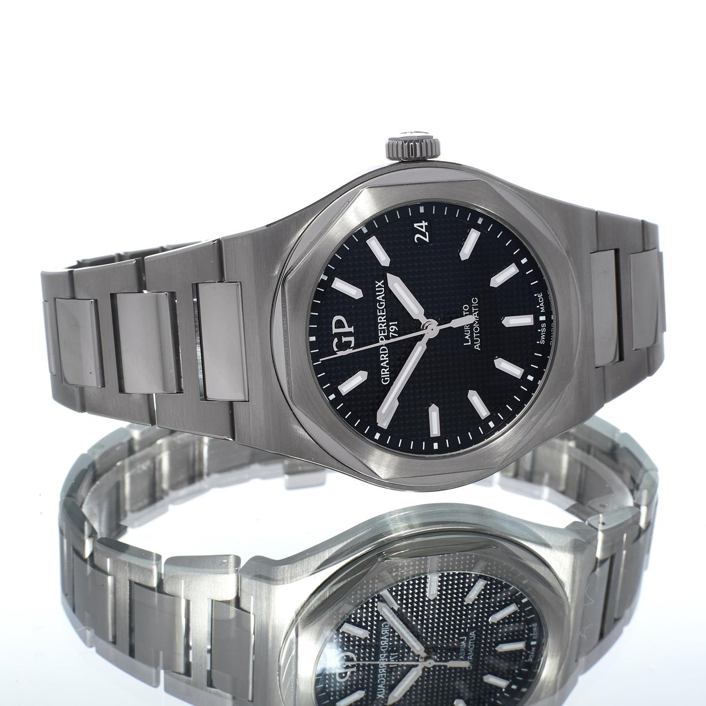 Pre-Owned Girard Perregaux Laureato 8101