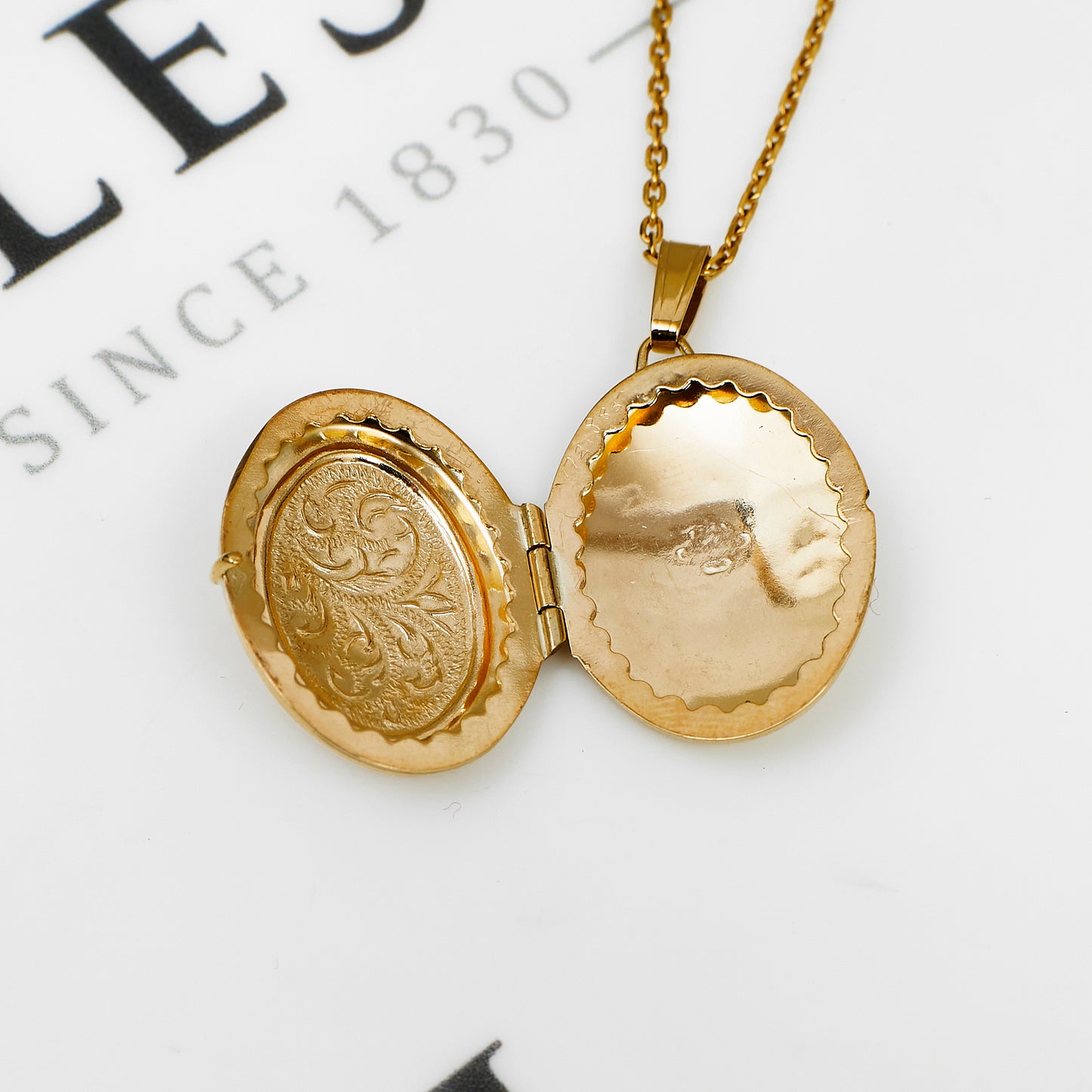 Pre-Owned 9ct Gold Patterned Oval Locket