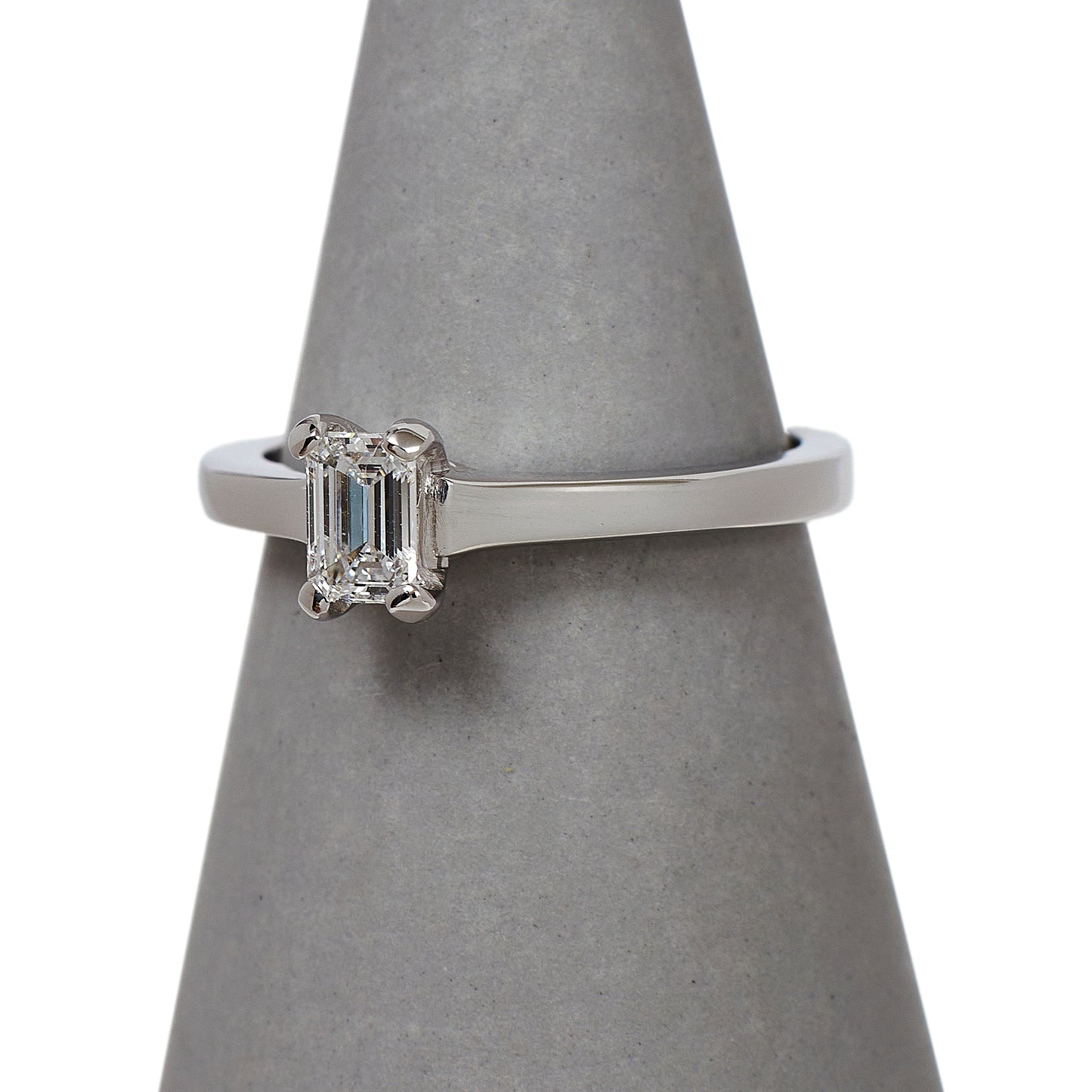 Pre-Owned 18ct White Gold Emerald Cut Diamond Ring Size I