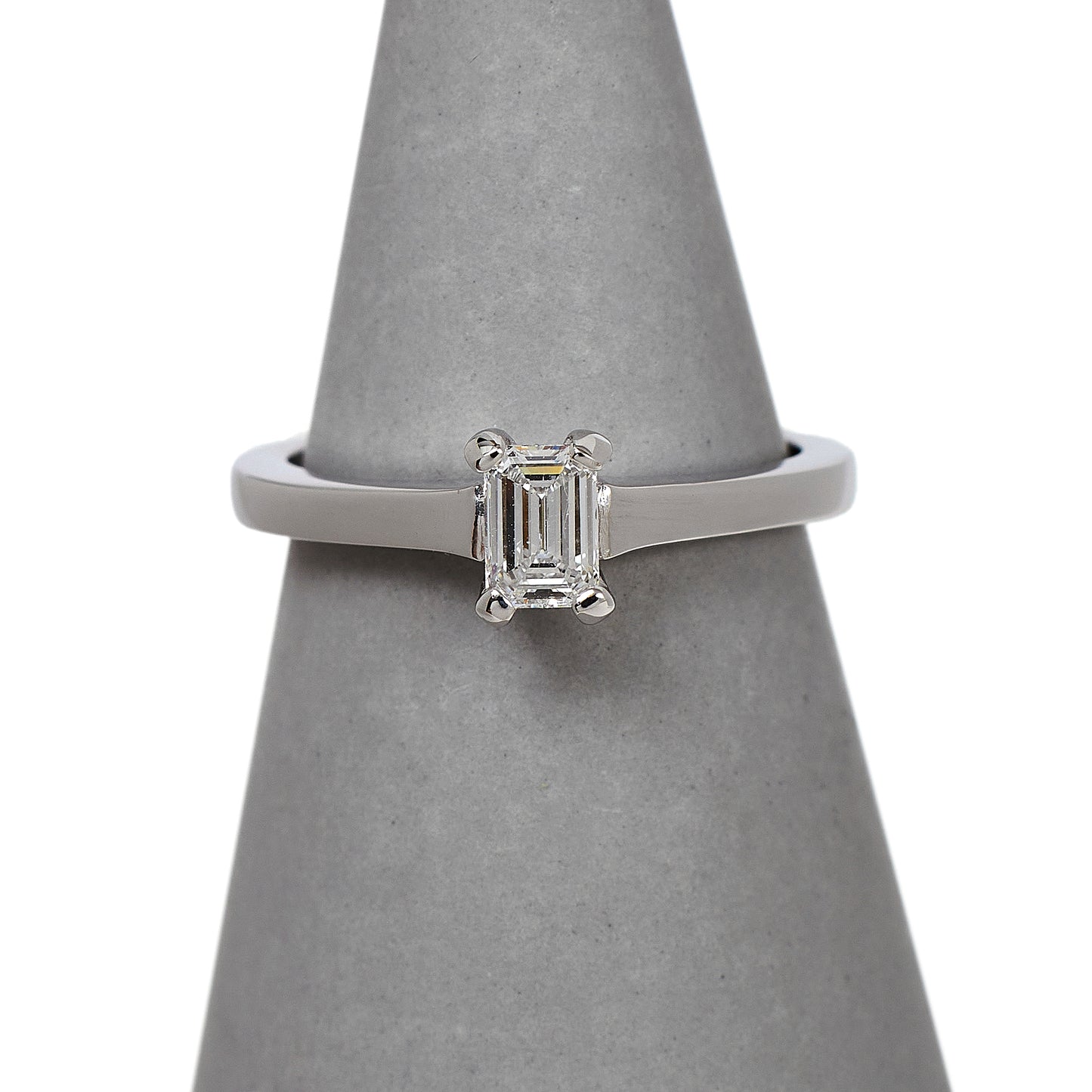 Pre-Owned 18ct White Gold Emerald Cut Diamond Ring Size I