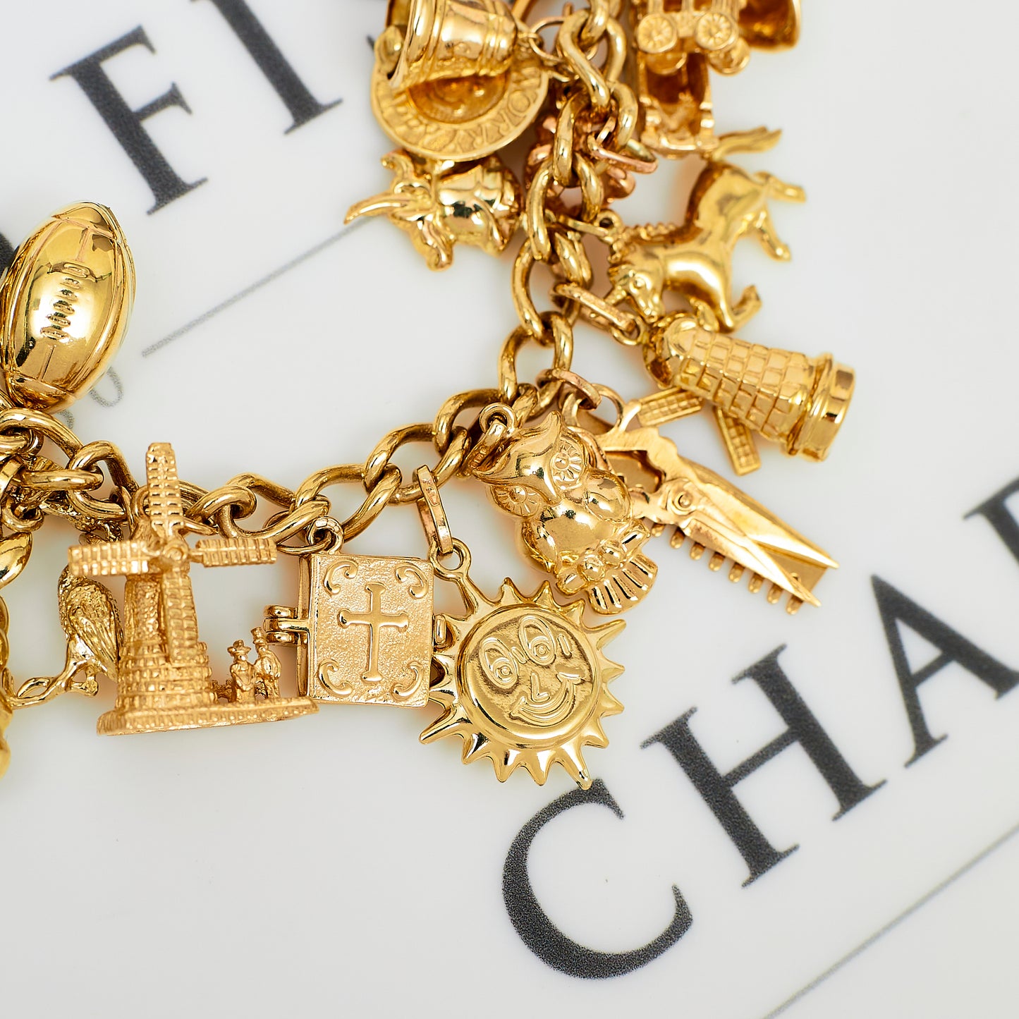 Pre-Owned 9ct Gold 31 Charm Bracelet & Heart Padlock 7 Inch