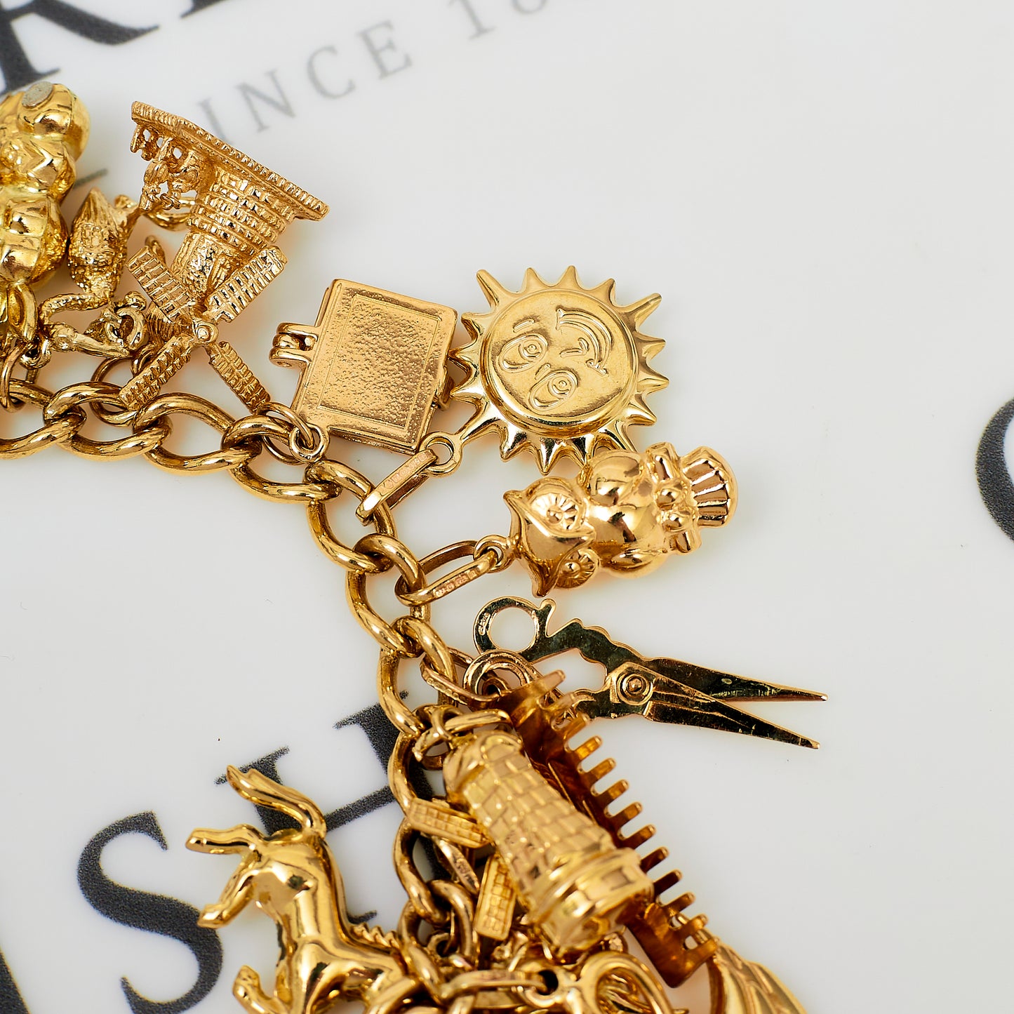 Pre-Owned 9ct Gold 31 Charm Bracelet & Heart Padlock 7 Inch