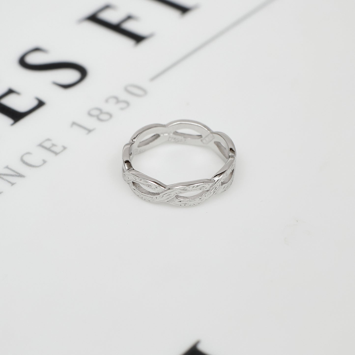 Pre-Owned 18ct White Gold Patterned Twist Band Ring Size I