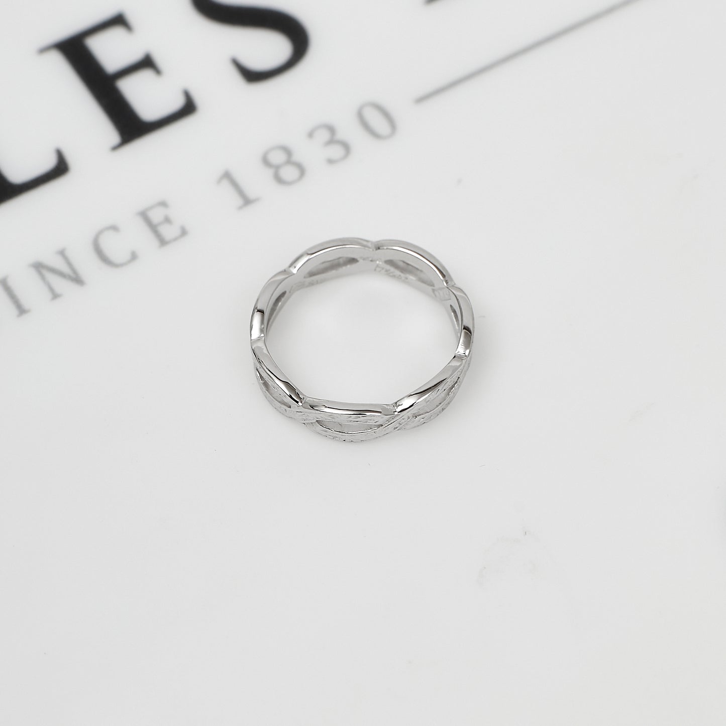 Pre-Owned 18ct White Gold Patterned Twist Band Ring Size I