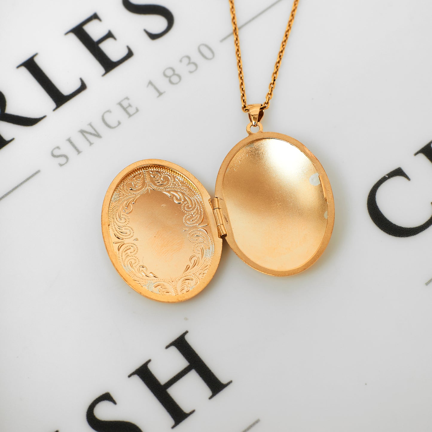 Pre-Owned 9ct Gold Oval Patterned Locket