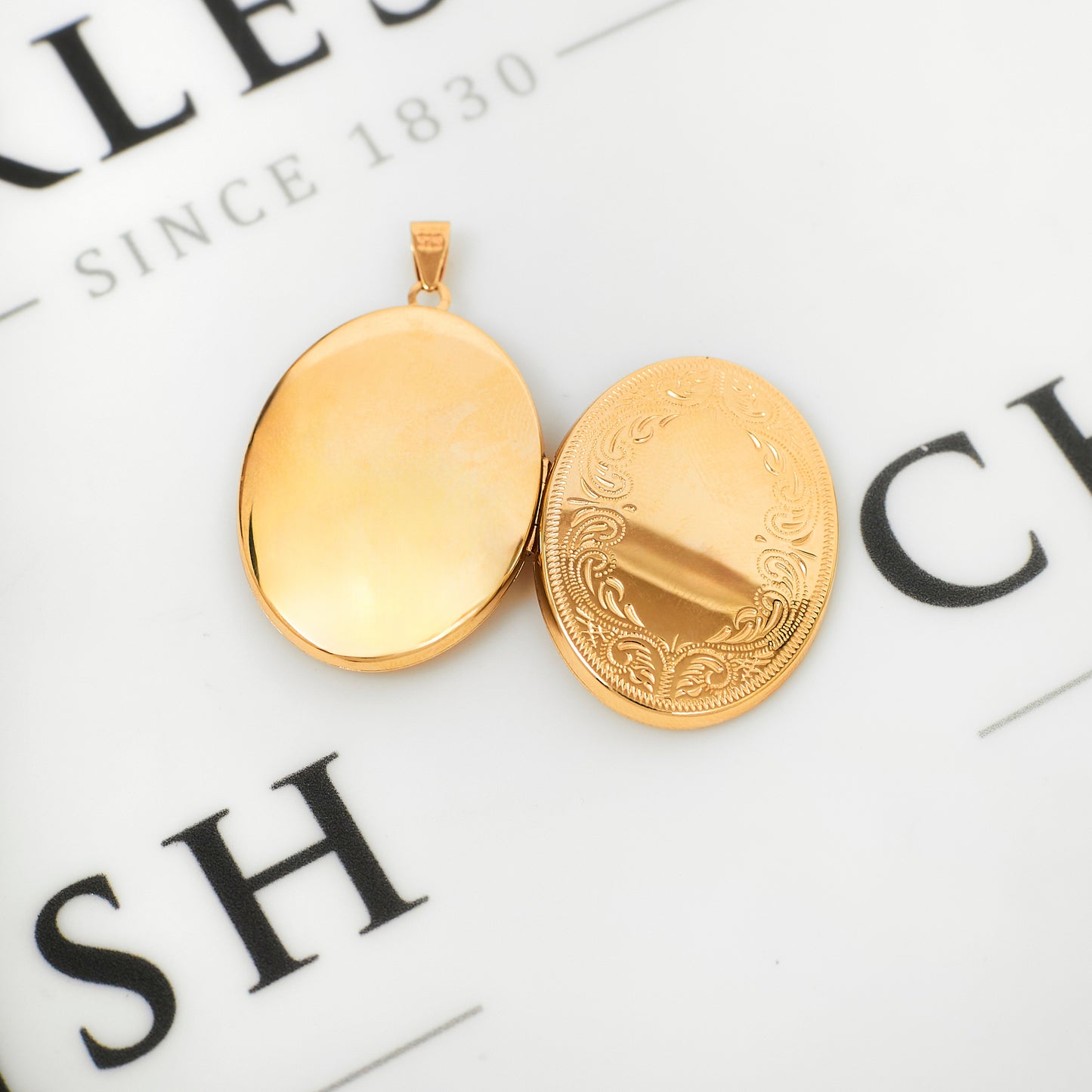 Pre-Owned 9ct Gold Oval Patterned Locket