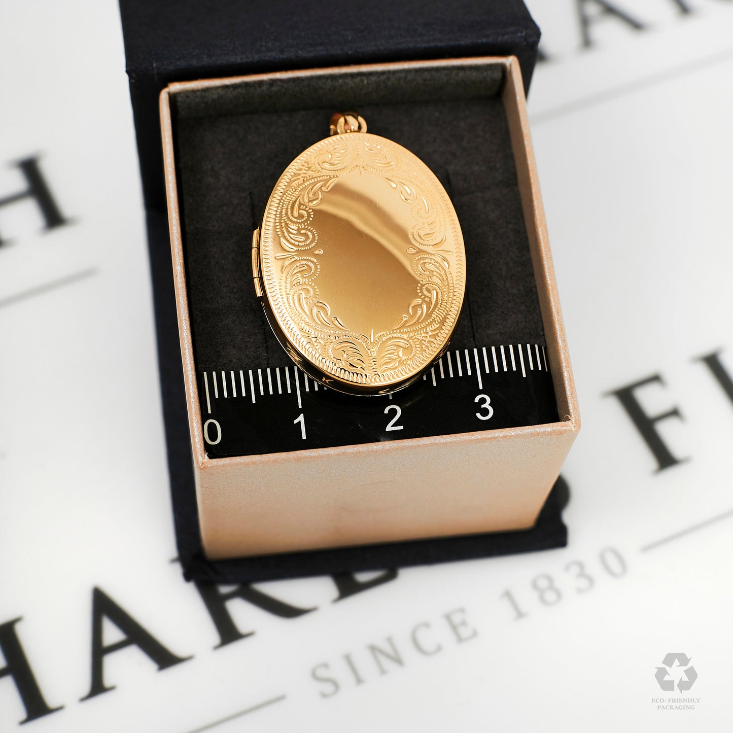 Pre-Owned 9ct Gold Oval Patterned Locket