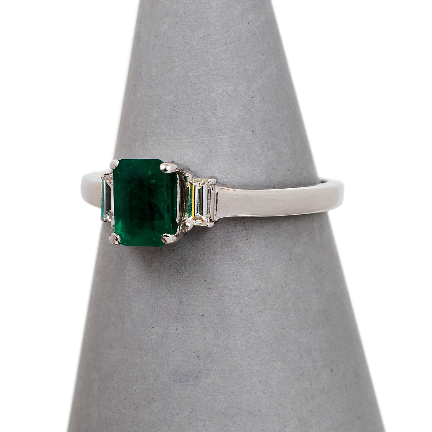 Pre-Owned 18ct White Gold Emerald & Baguette Diamond Ring