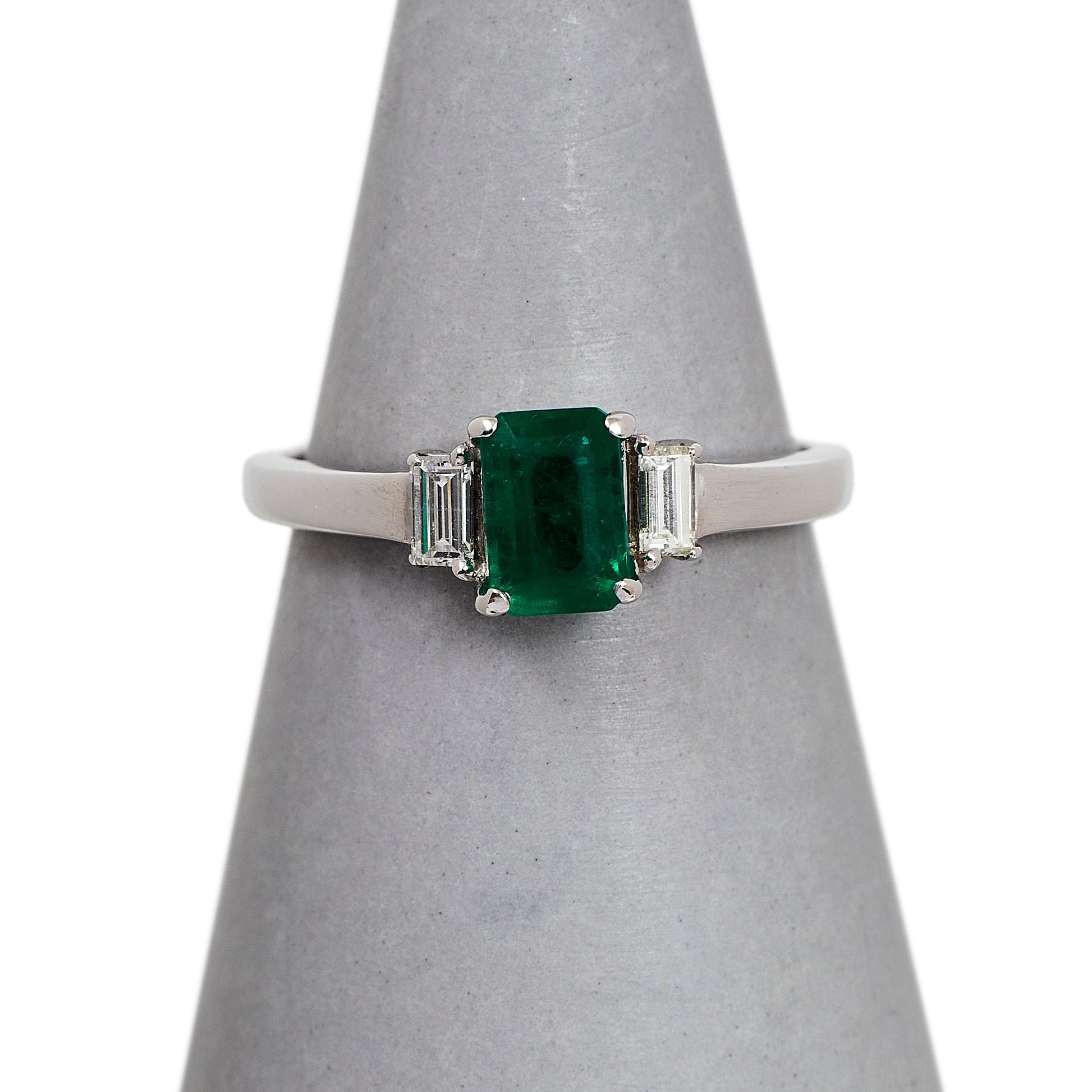 Pre-Owned 18ct White Gold Emerald & Baguette Diamond Ring