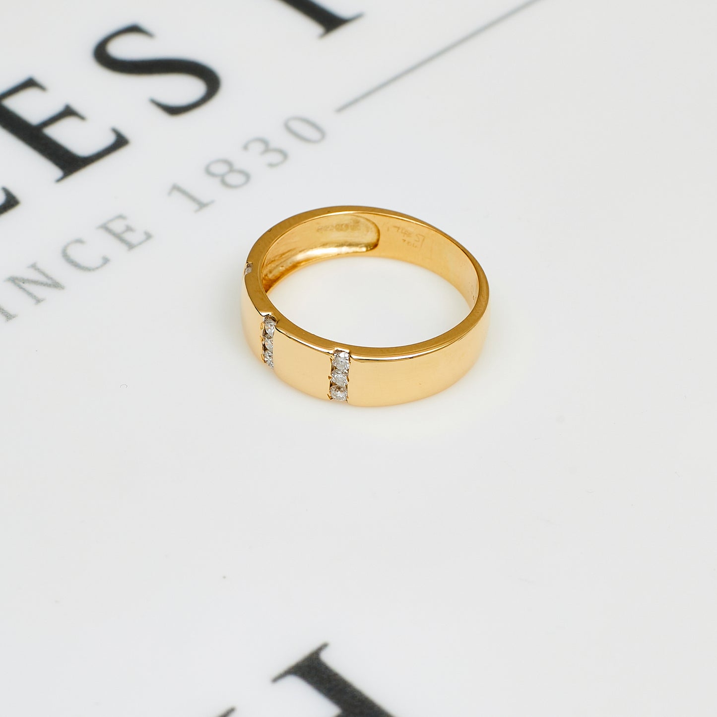 Pre-Owned 18ct Gold Diamond Wedding Band Ring Size M.5