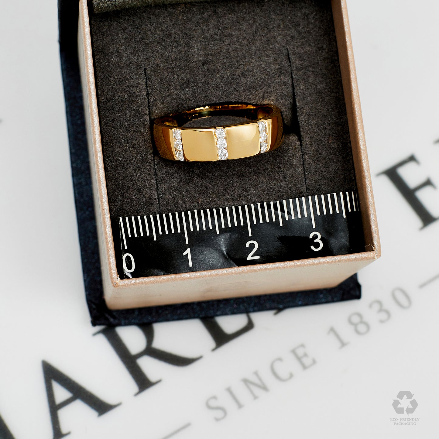 Pre-Owned 18ct Gold Diamond Wedding Band Ring Size M.5