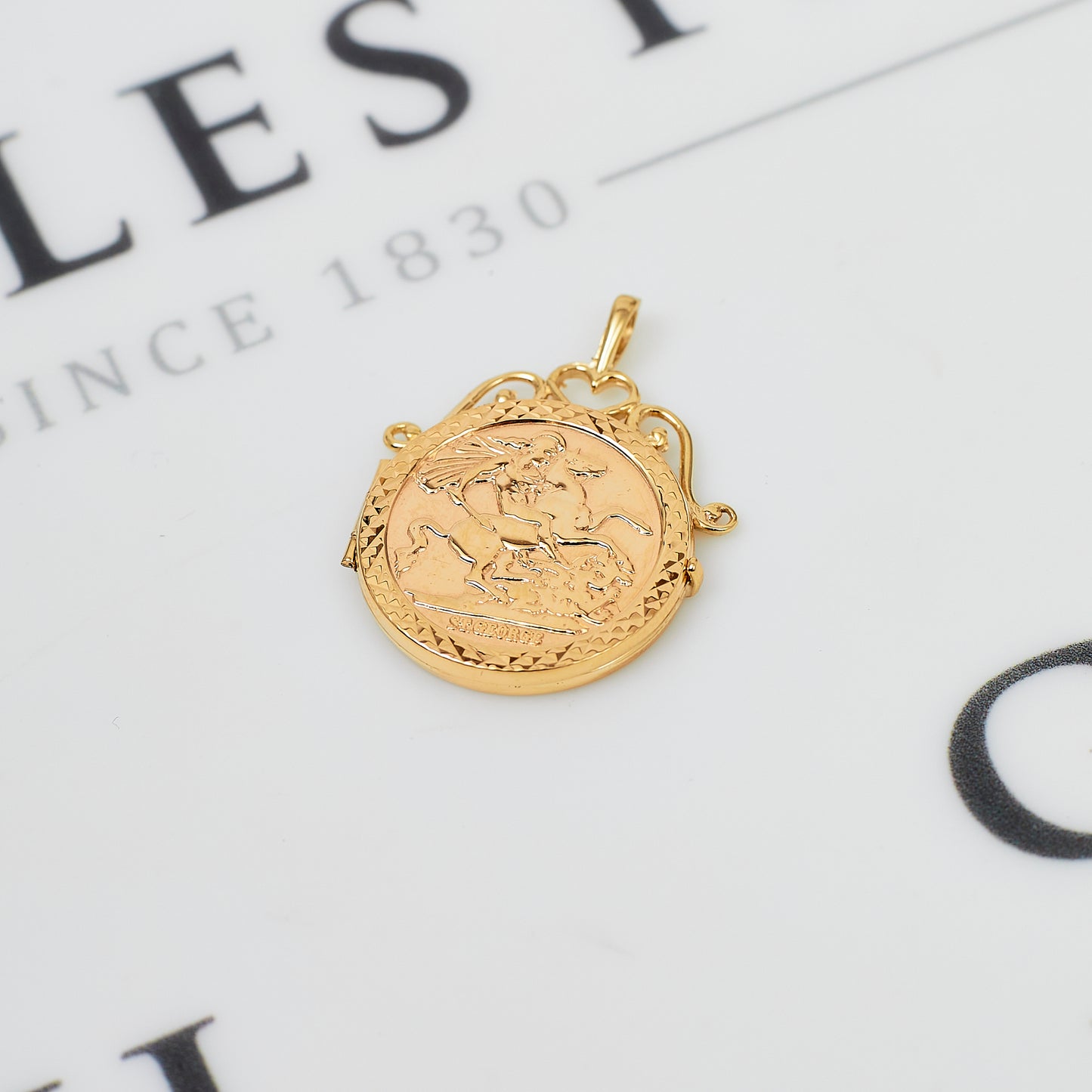 Pre-Owned 9ct Gold Sovereign Style Victoriana Locket