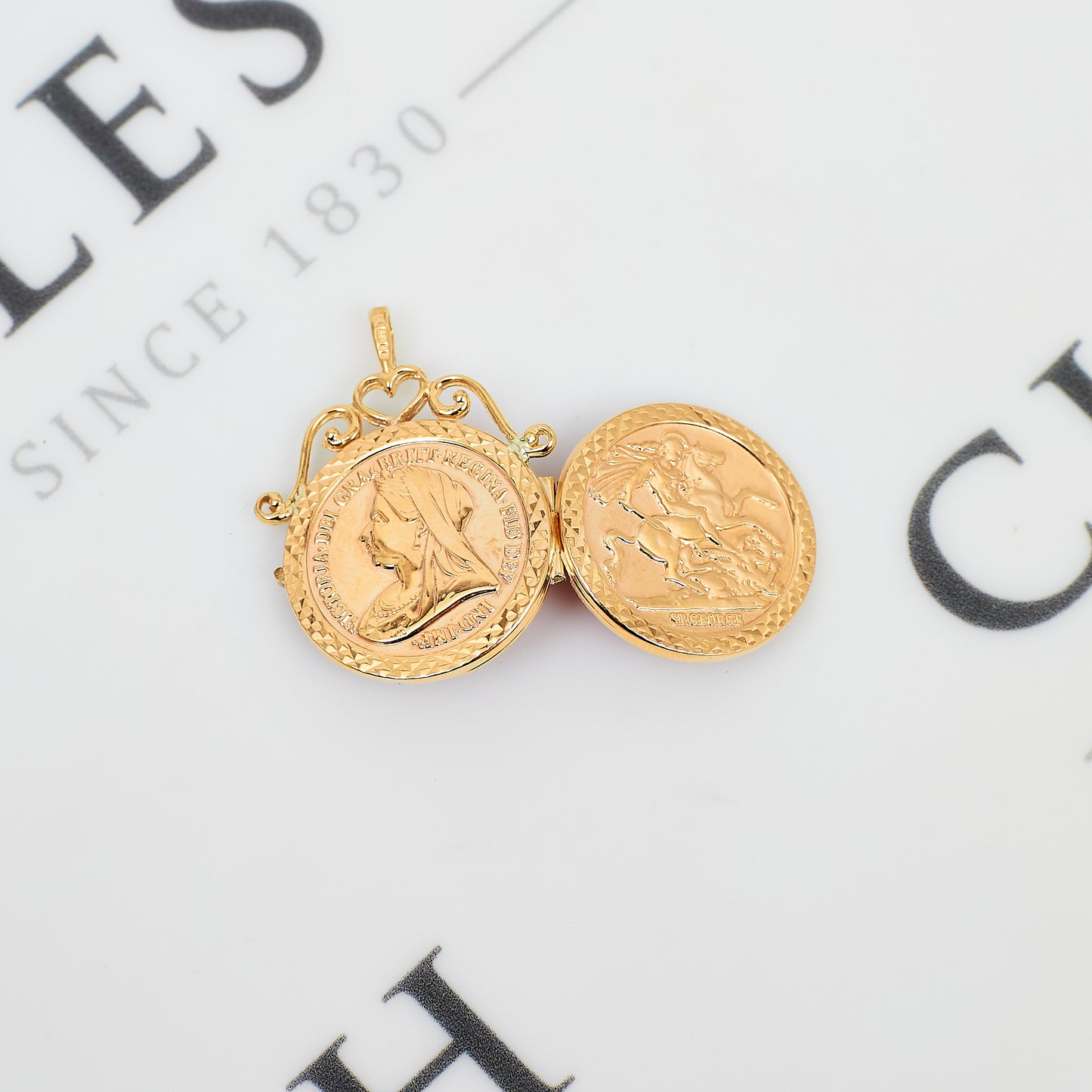 Pre-Owned 9ct Gold Sovereign Style Victoriana Locket