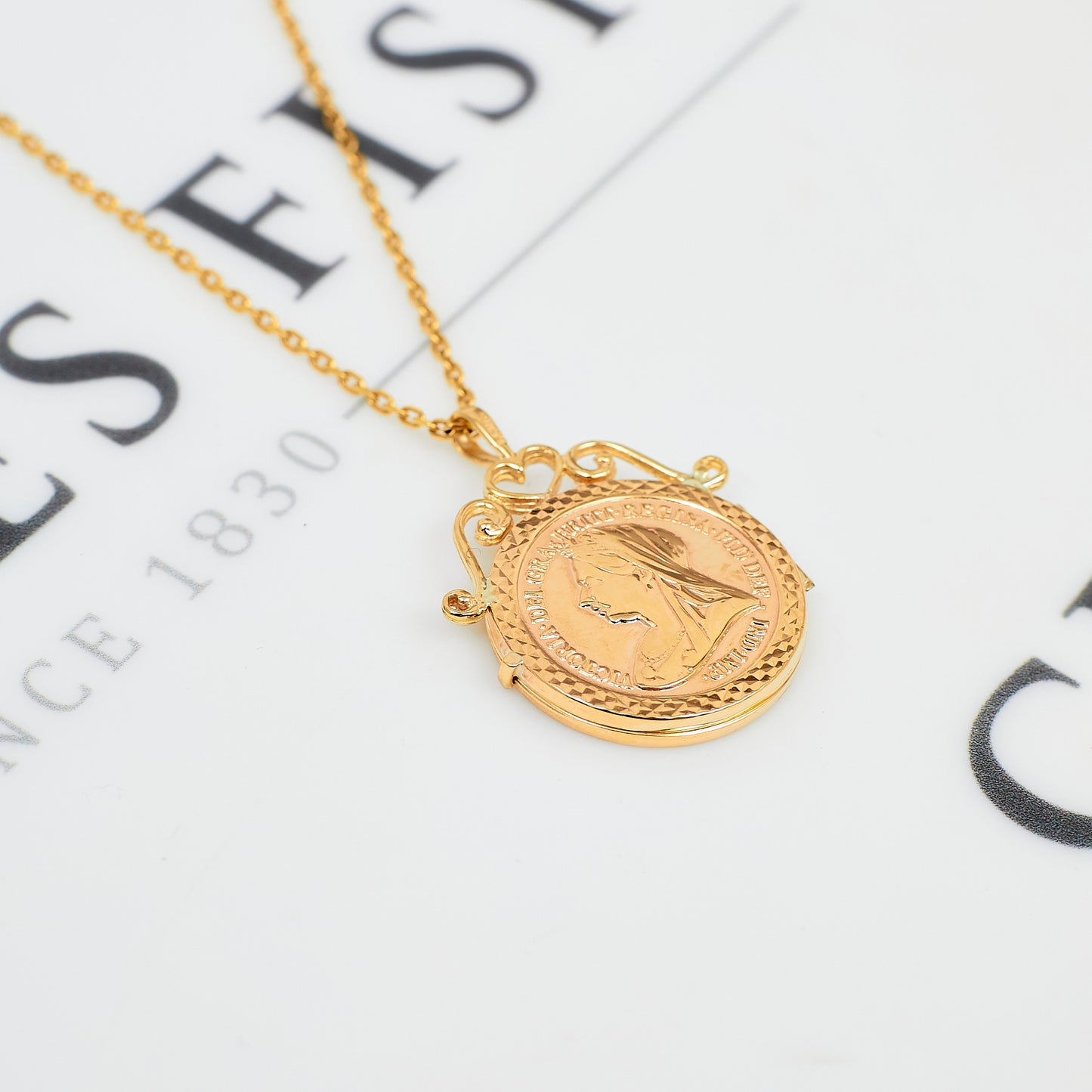 Pre-Owned 9ct Gold Sovereign Style Victoriana Locket