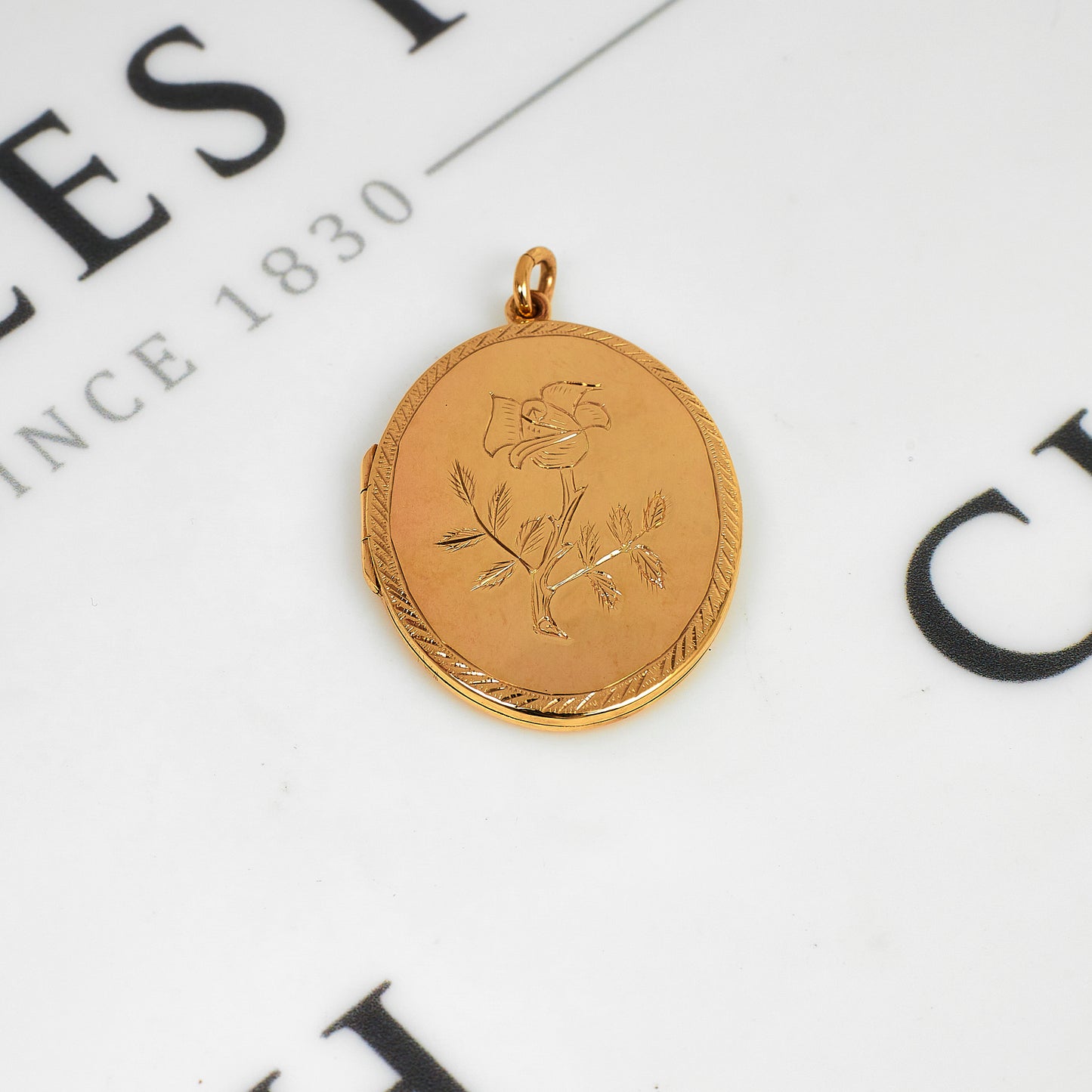 Pre-Owned 9ct Gold Flower Design Oval Locket