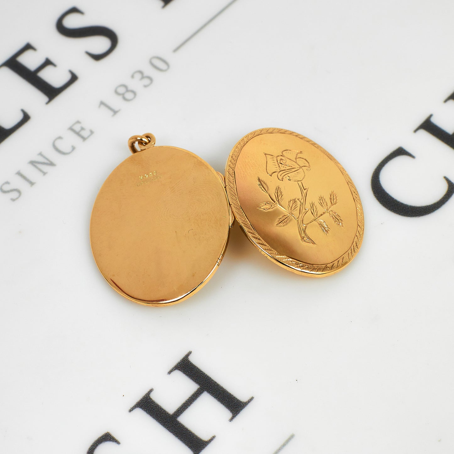 Pre-Owned 9ct Gold Flower Design Oval Locket