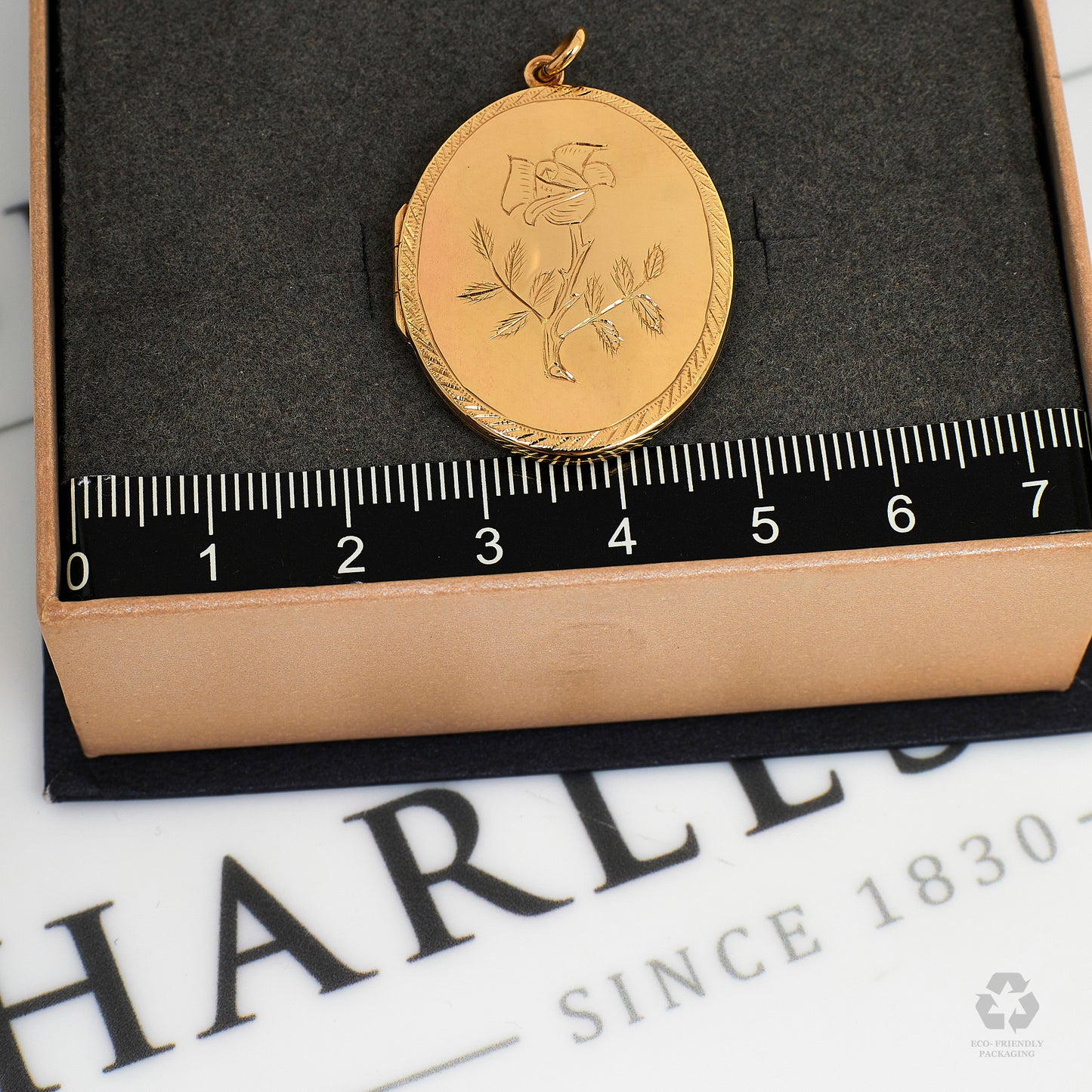 Pre-Owned 9ct Gold Flower Design Oval Locket