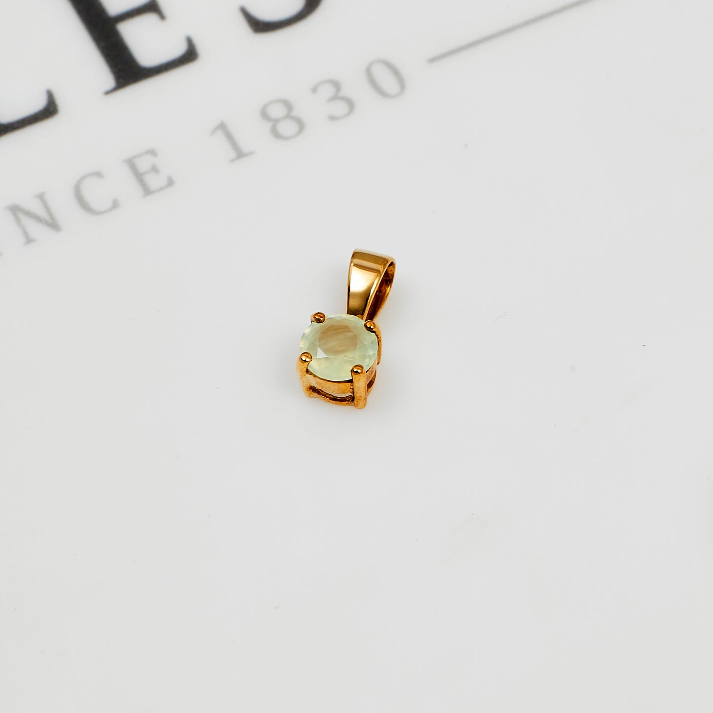 Pre-Owned 9ct Gold Petite Prehnite Pendant