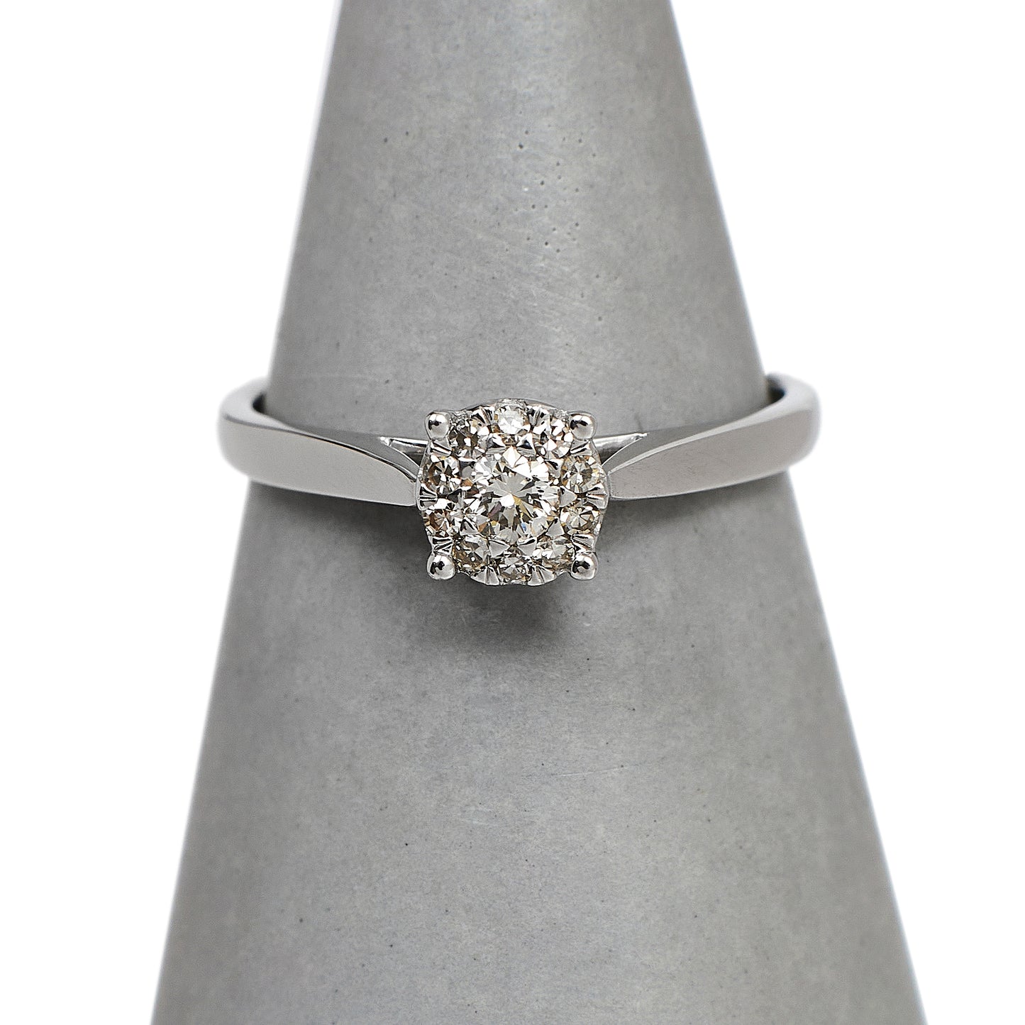 Pre-Owned 9ct White Gold Petite Diamond Cluster Ring Size J