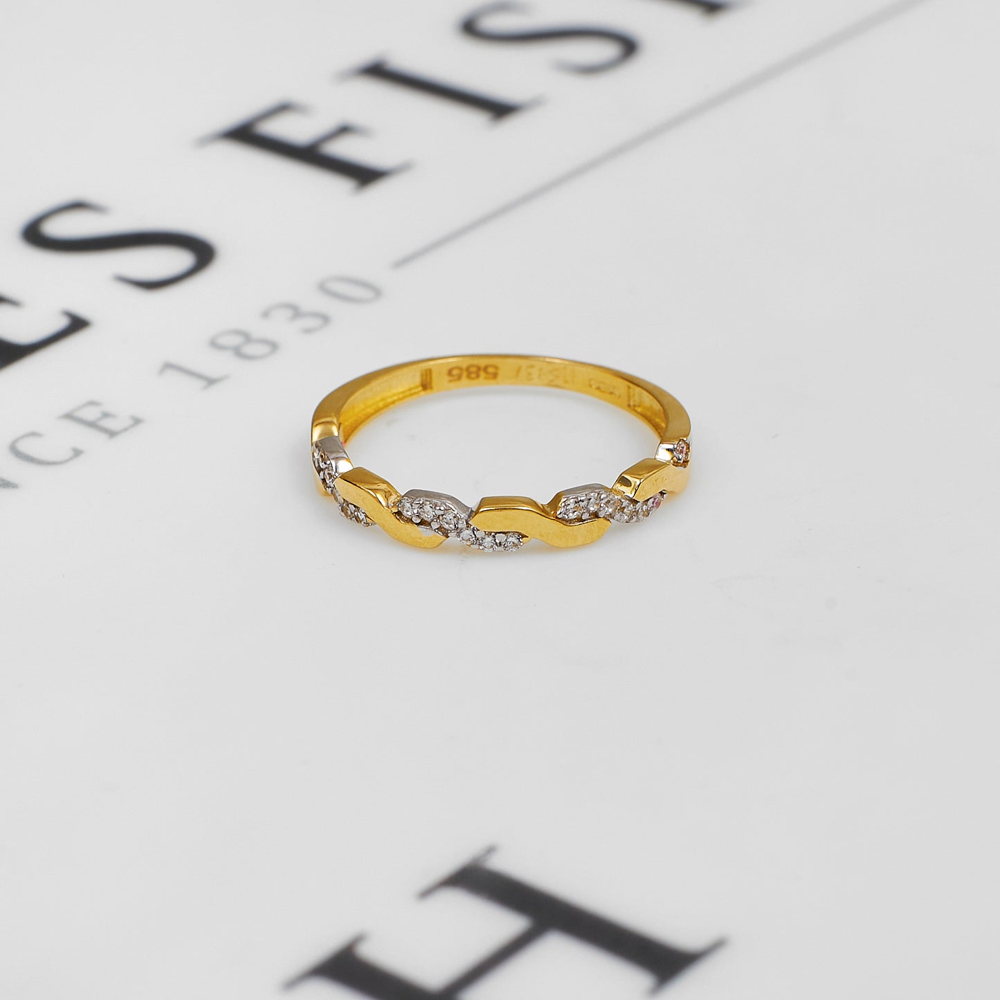 Pre-Owned 14ct Gold & CZ Twist Band Ring Size O