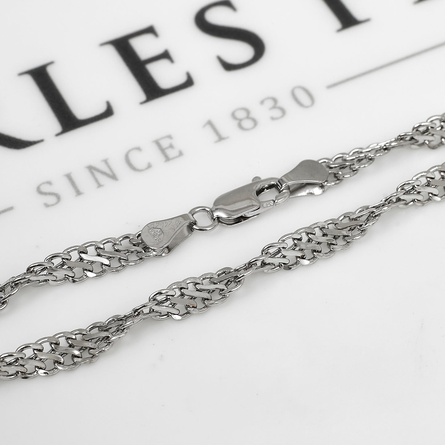 Pre-Owned 9ct White Gold Figure of 8 Twist Bracelet 8 Inch