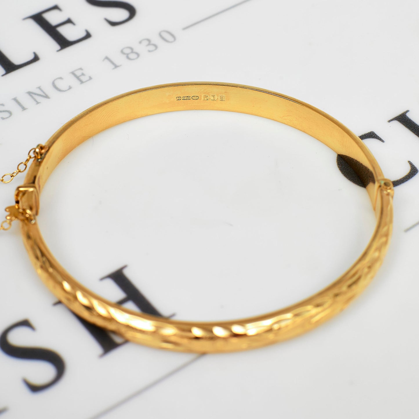 Pre-Owned 9ct Gold Patterned Hinged Bangle & Safety Chain