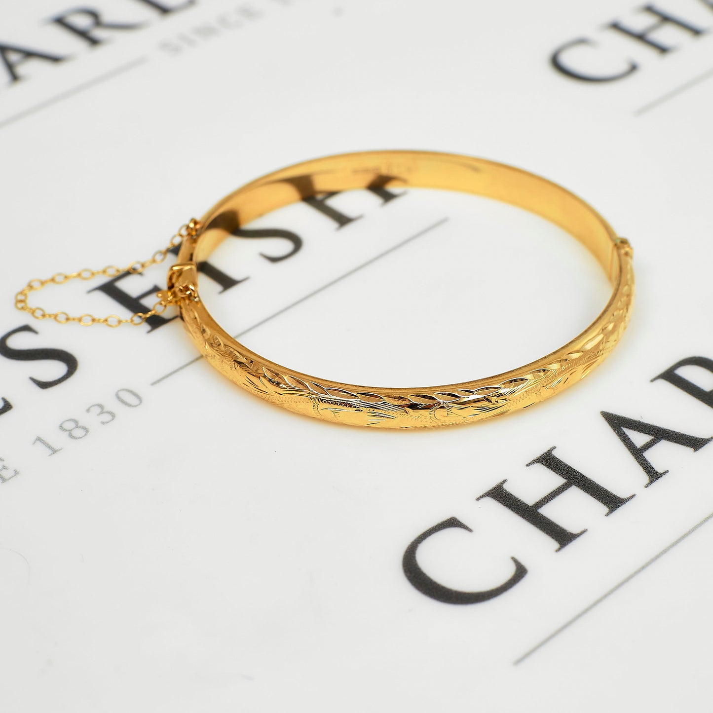 Pre-Owned 9ct Gold Patterned Hinged Bangle & Safety Chain