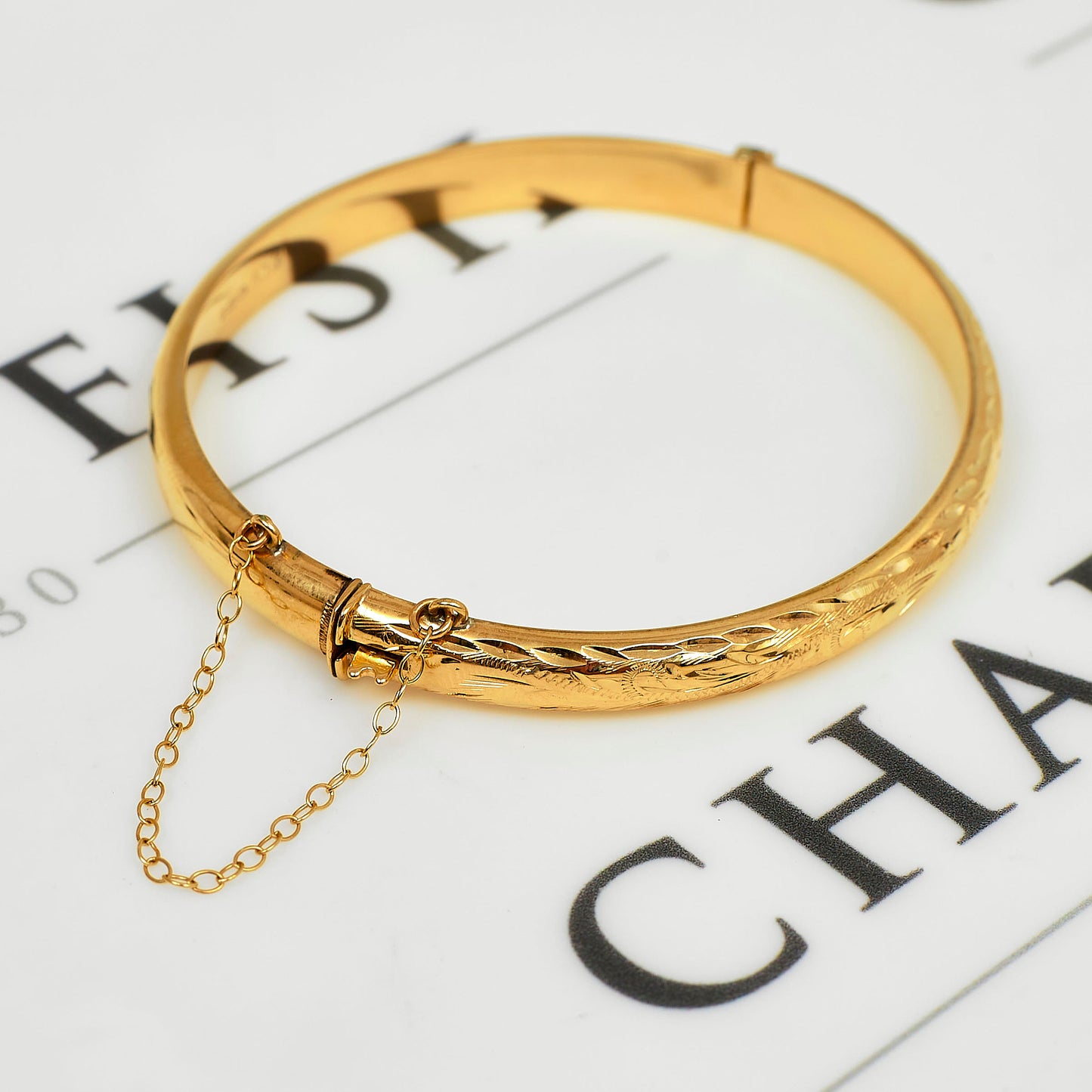 Pre-Owned 9ct Gold Patterned Hinged Bangle & Safety Chain