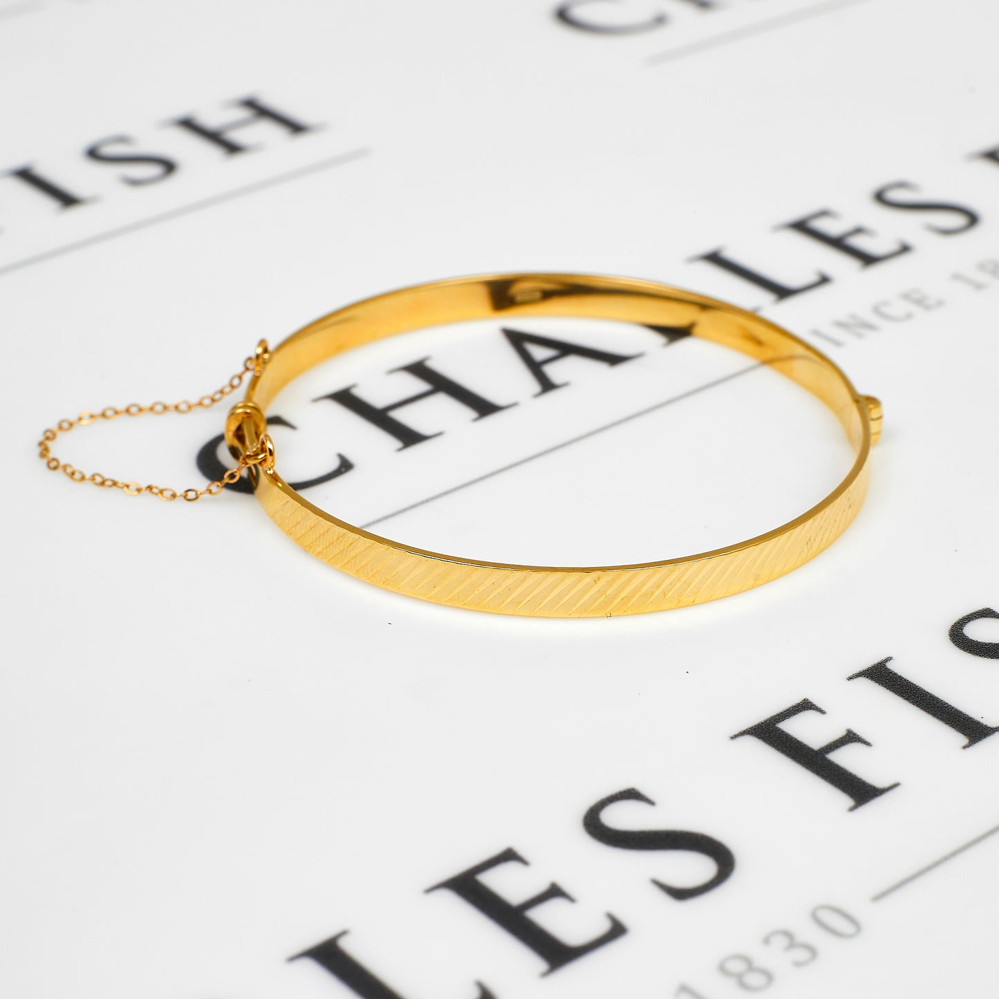 Pre-Owned 9ct Gold Hinged Bangle & Safety Chain 59mm x 59mm