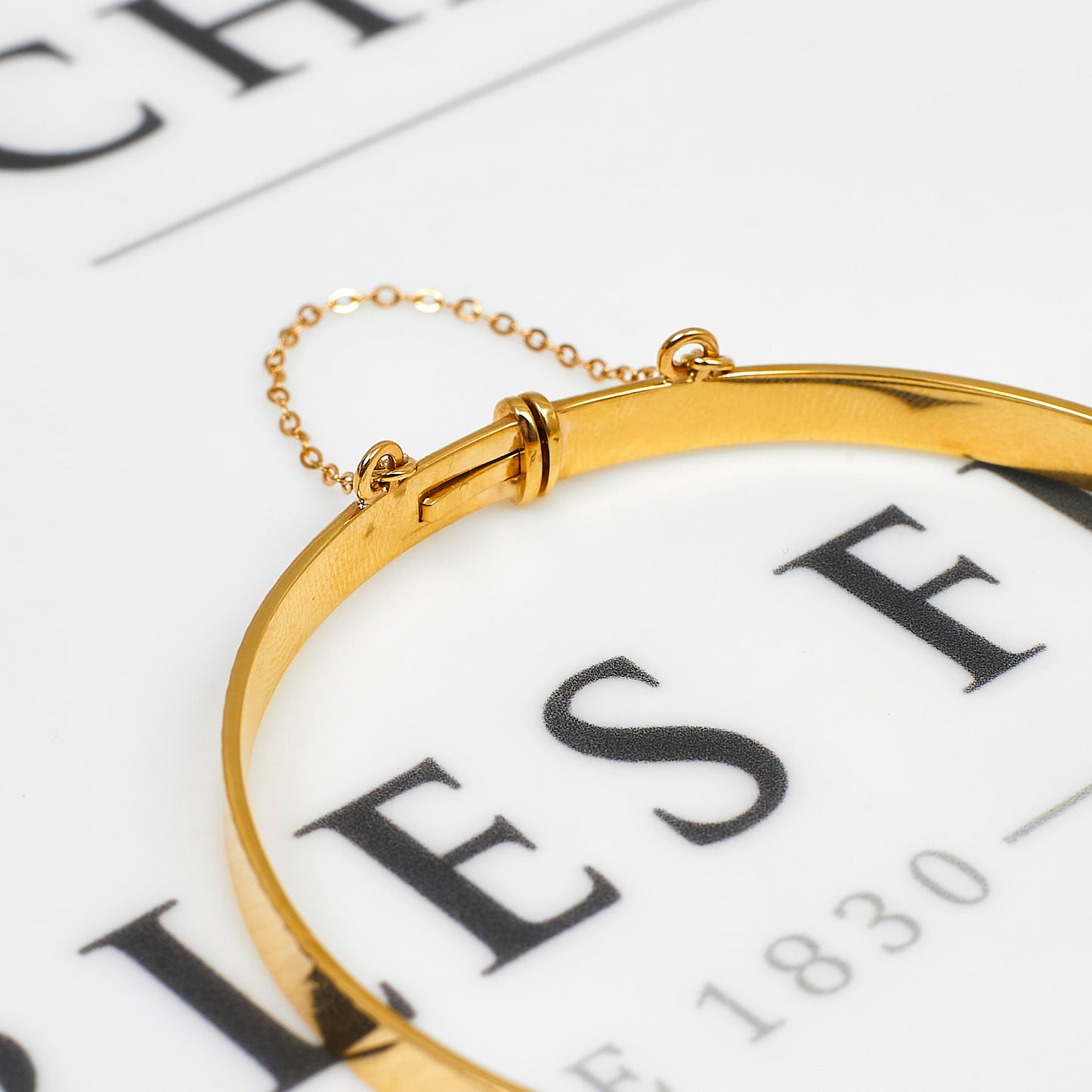 Pre-Owned 9ct Gold Hinged Bangle & Safety Chain 59mm x 59mm