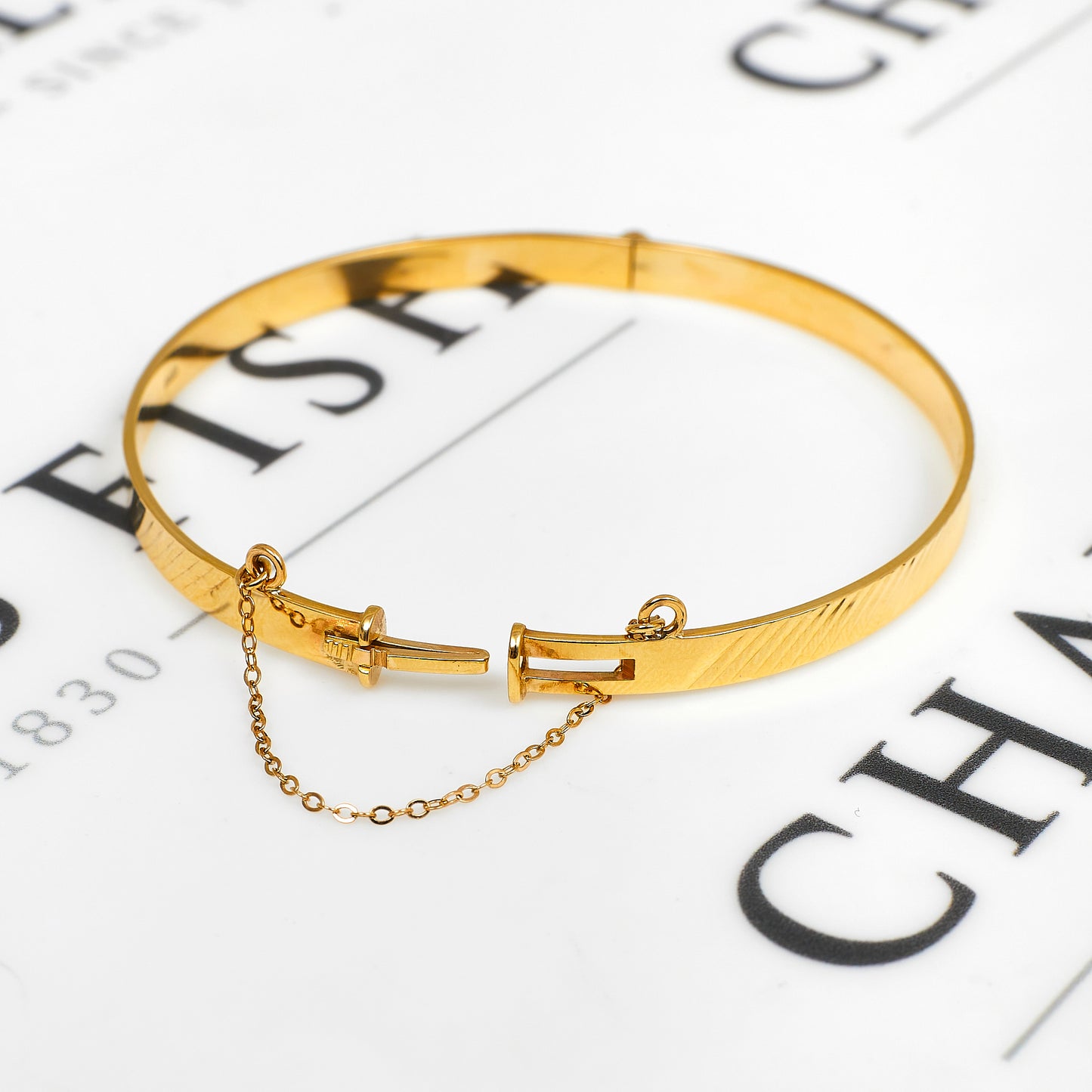 Pre-Owned 9ct Gold Hinged Bangle & Safety Chain 59mm x 59mm