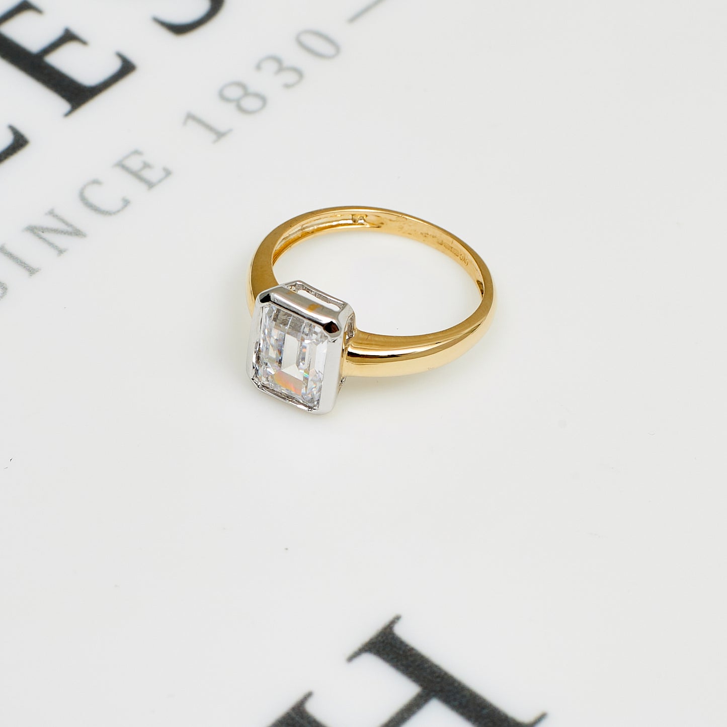 Pre-Owned 14ct Gold Rectangular CZ Dress Ring Size K.5