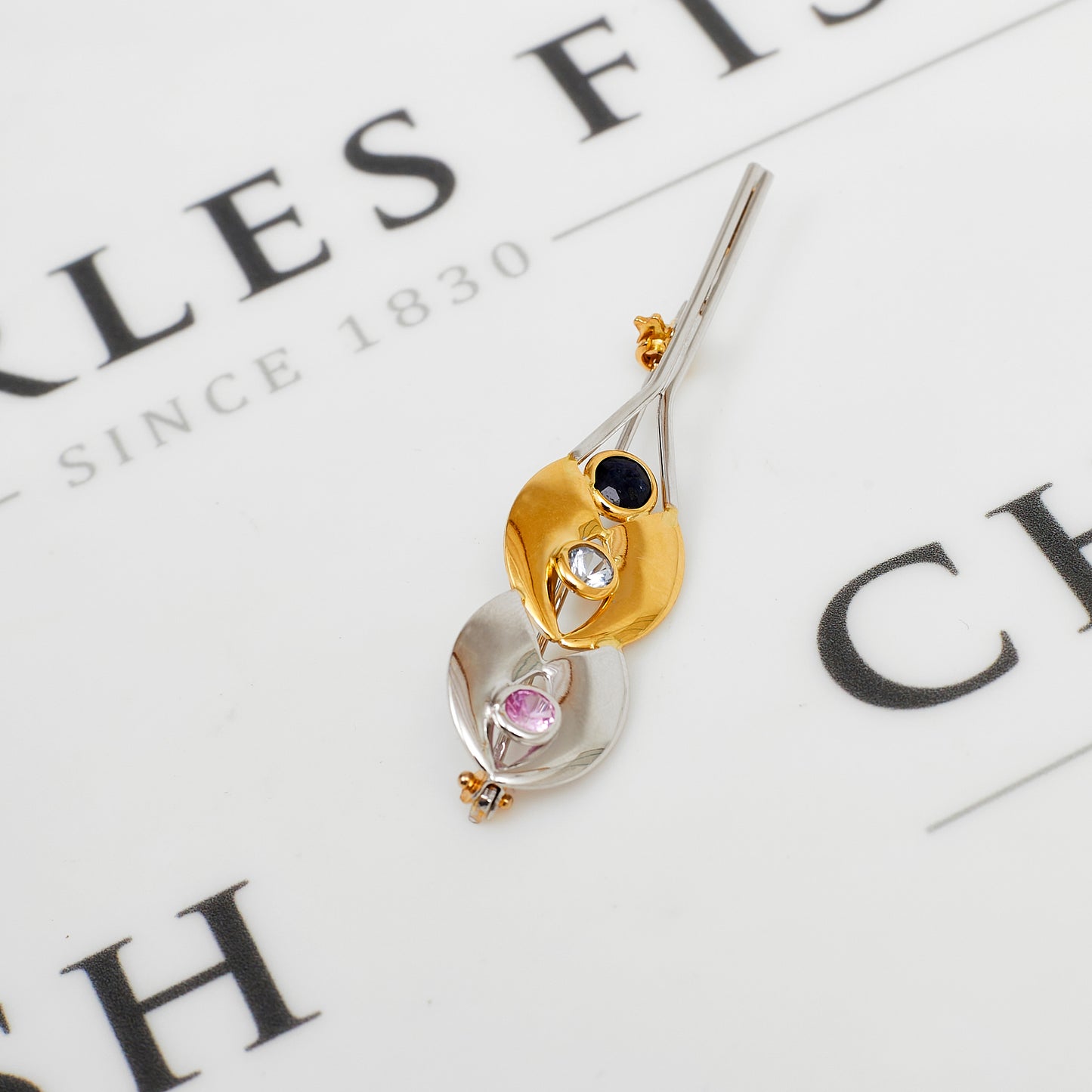 Pre-Owned 18ct Gold 2 Tone Synthetic Stone Brooch