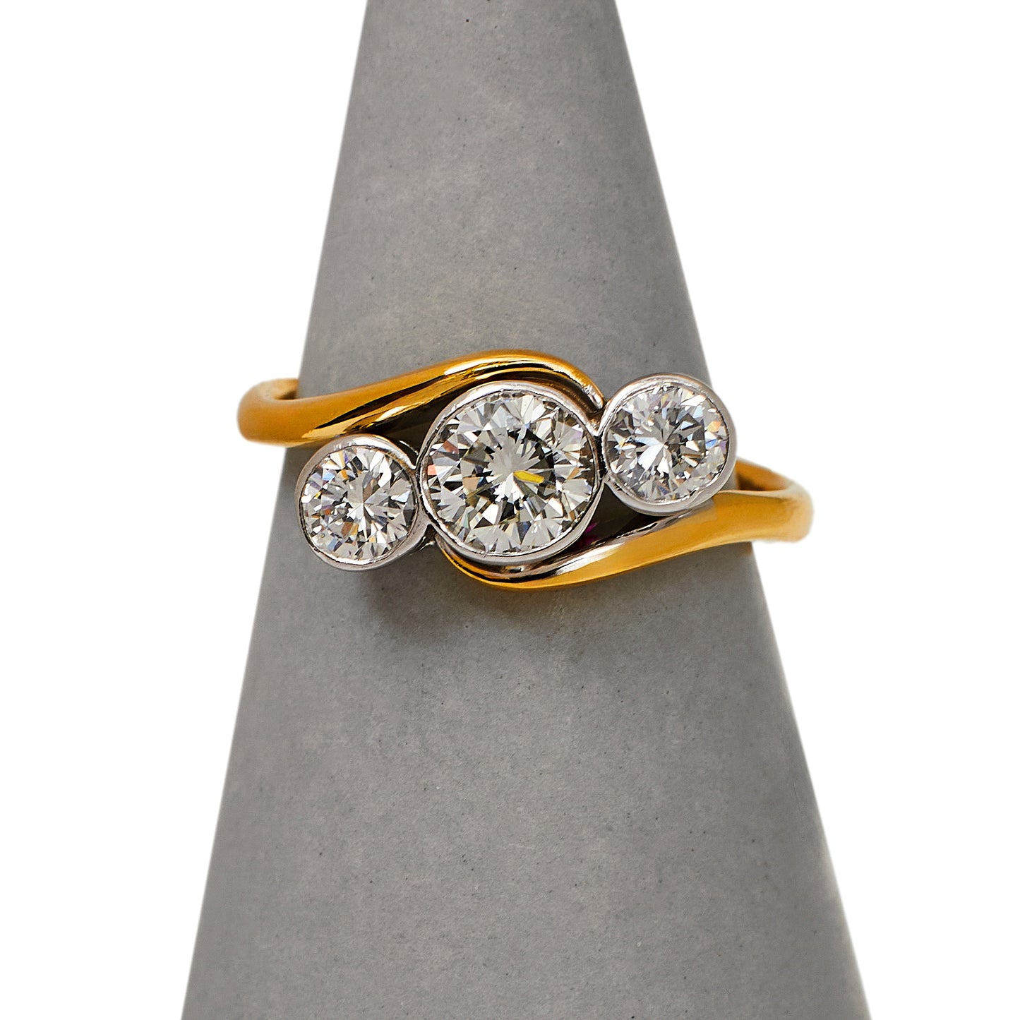 Pre-Owned 18ct Gold 3 Diamond Twist Design Ring Size G