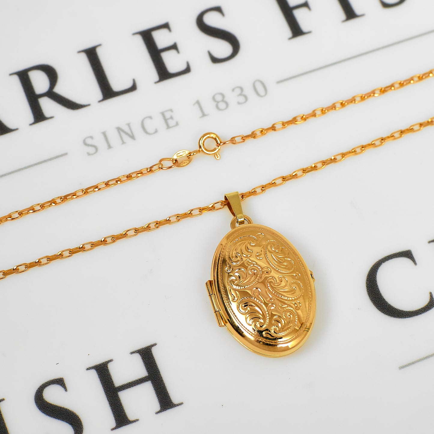 Pre-Owned 9ct Gold Oval Swirl Design Locket & Chain