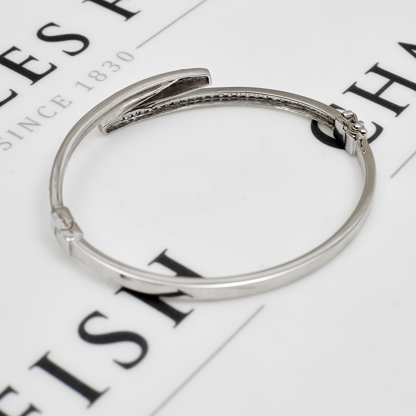 Pre-Owned 9ct White Gold & CZ Zigzag Design Bangle