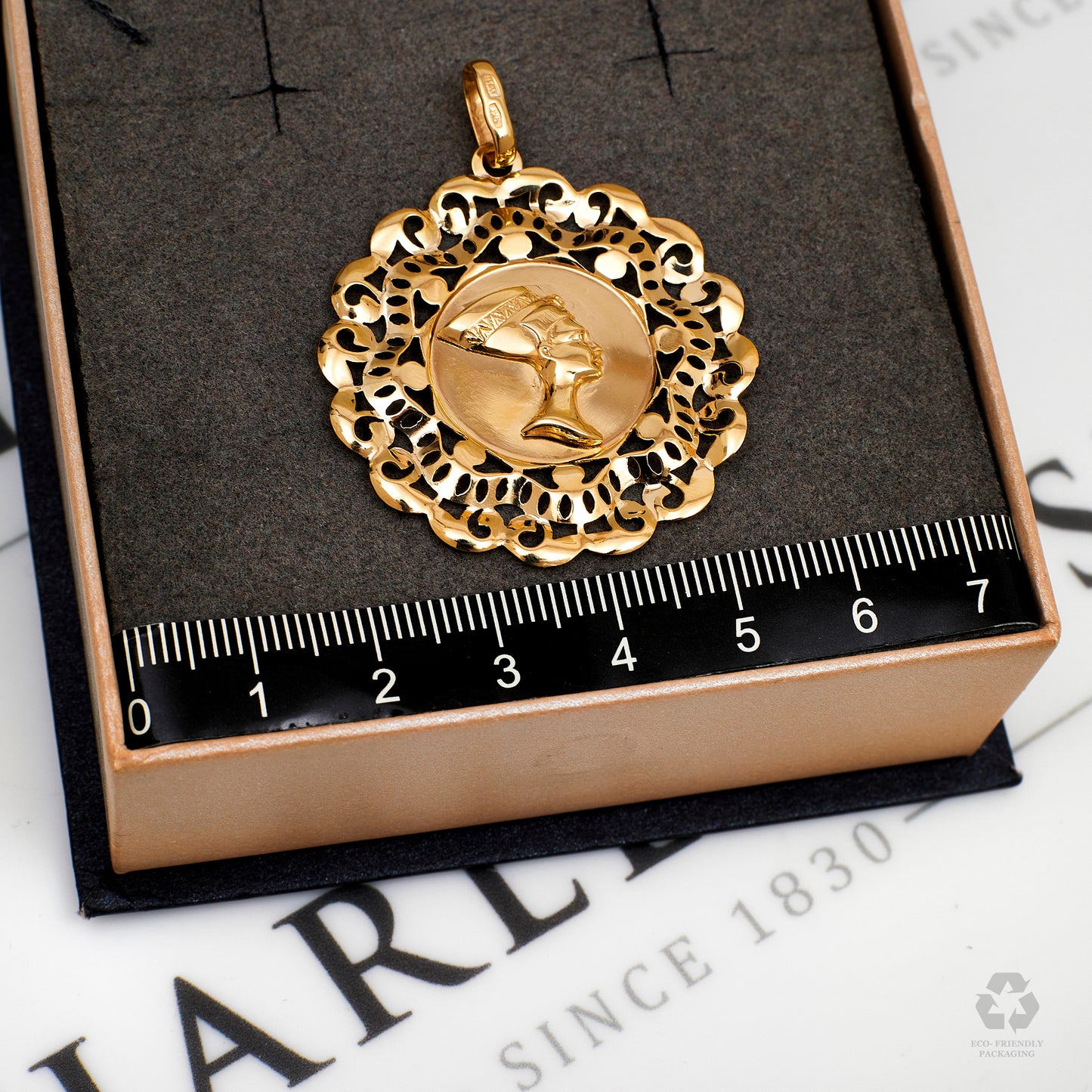 Pre-Owned 9ct Gold Scalloped Edge Nefertiti Pendant